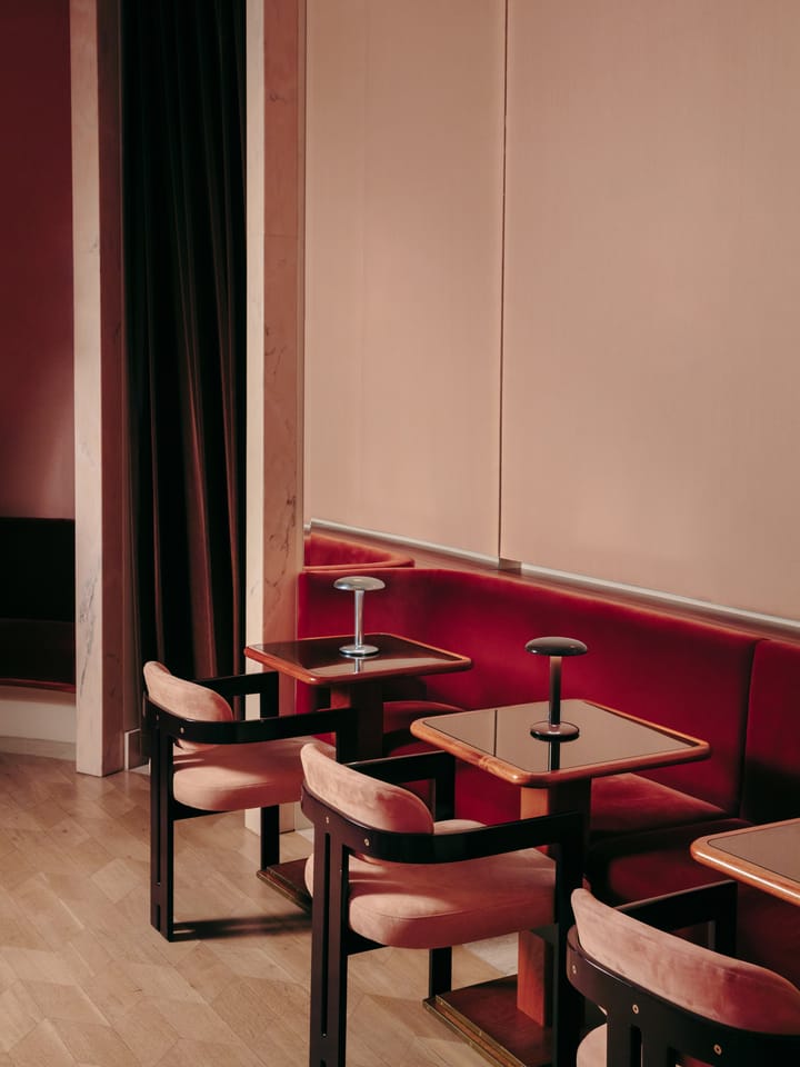 Candeeiro de mesa portátil Gustave Residential, Lacquered brown Flos
