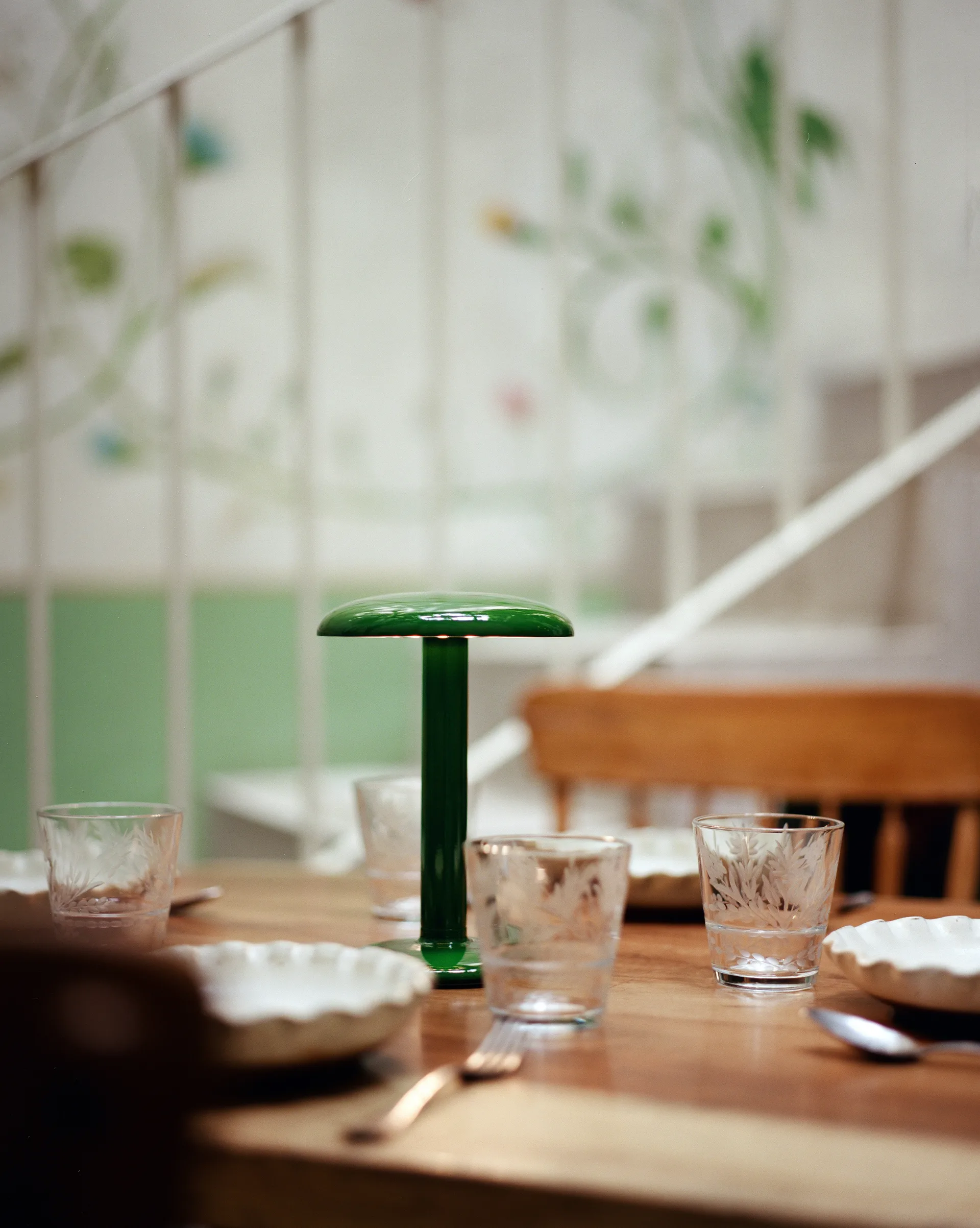 Candeeiro de mesa portátil Gustave Residential, Lacquered green Flos