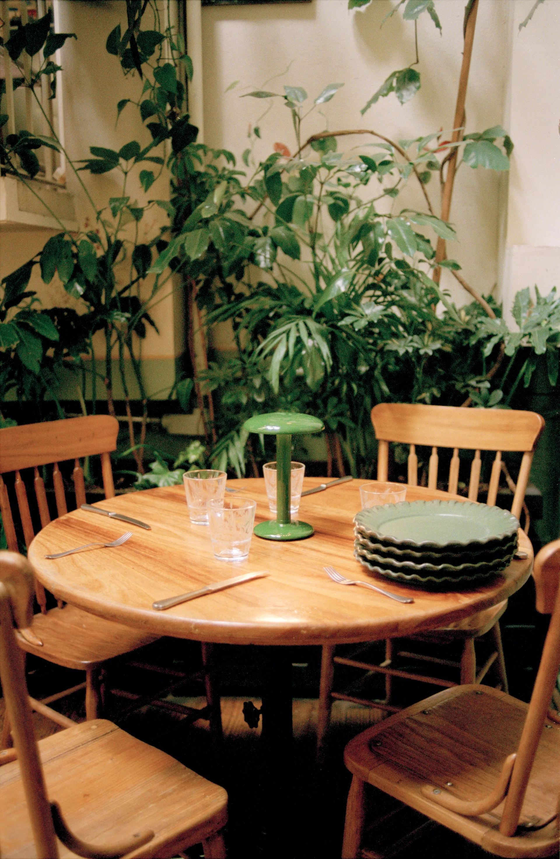 Candeeiro de mesa portátil Gustave Residential, Lacquered green Flos