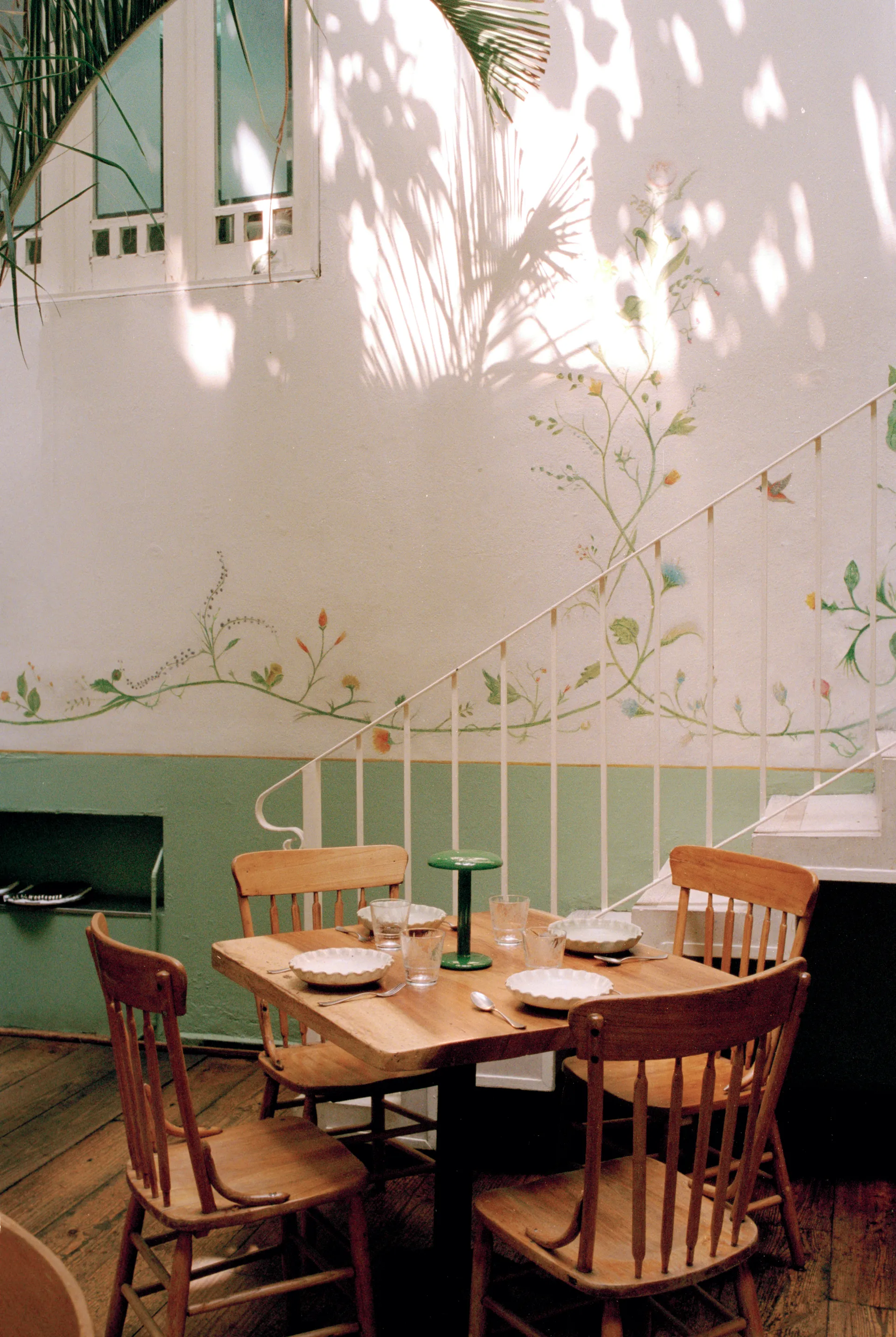 Candeeiro de mesa portátil Gustave Residential, Lacquered green Flos