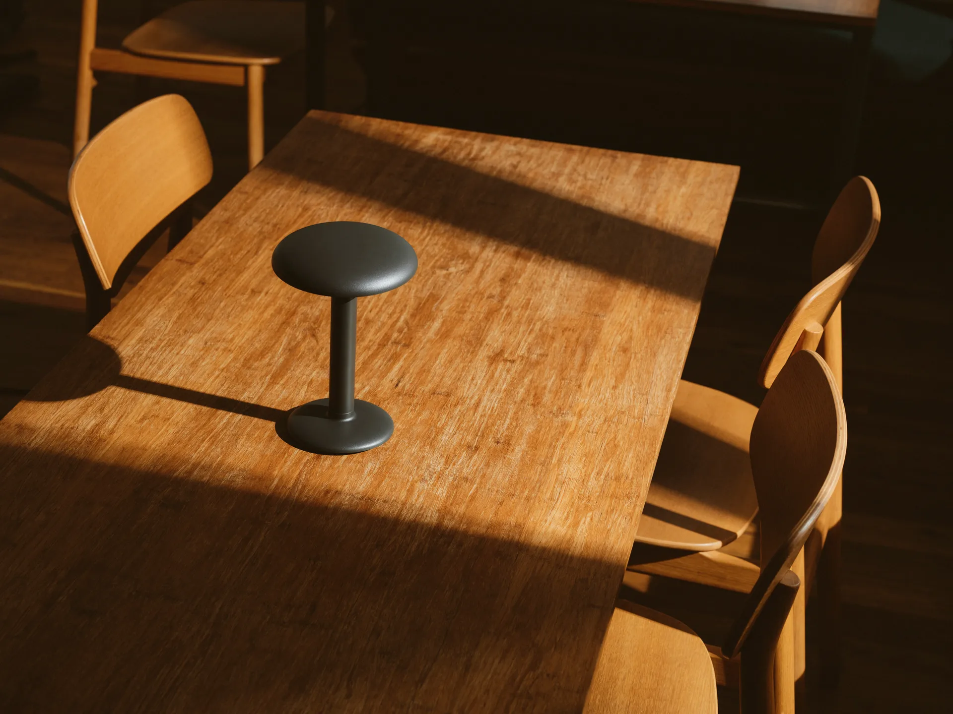 Candeeiro de mesa portátil Gustave Residential, Matte anthracite Flos