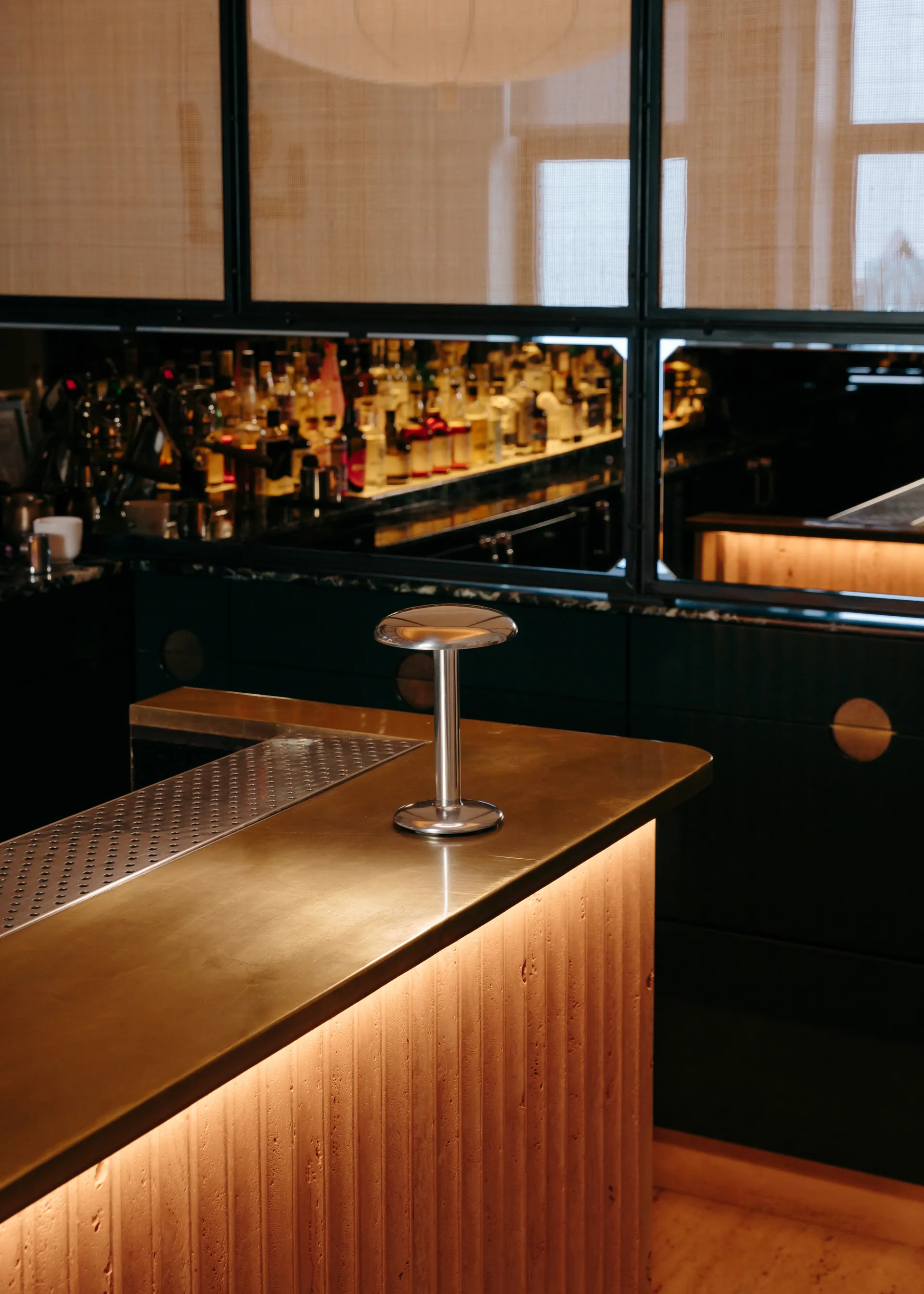 Candeeiro de mesa portátil Gustave Residential, Polished silver Flos