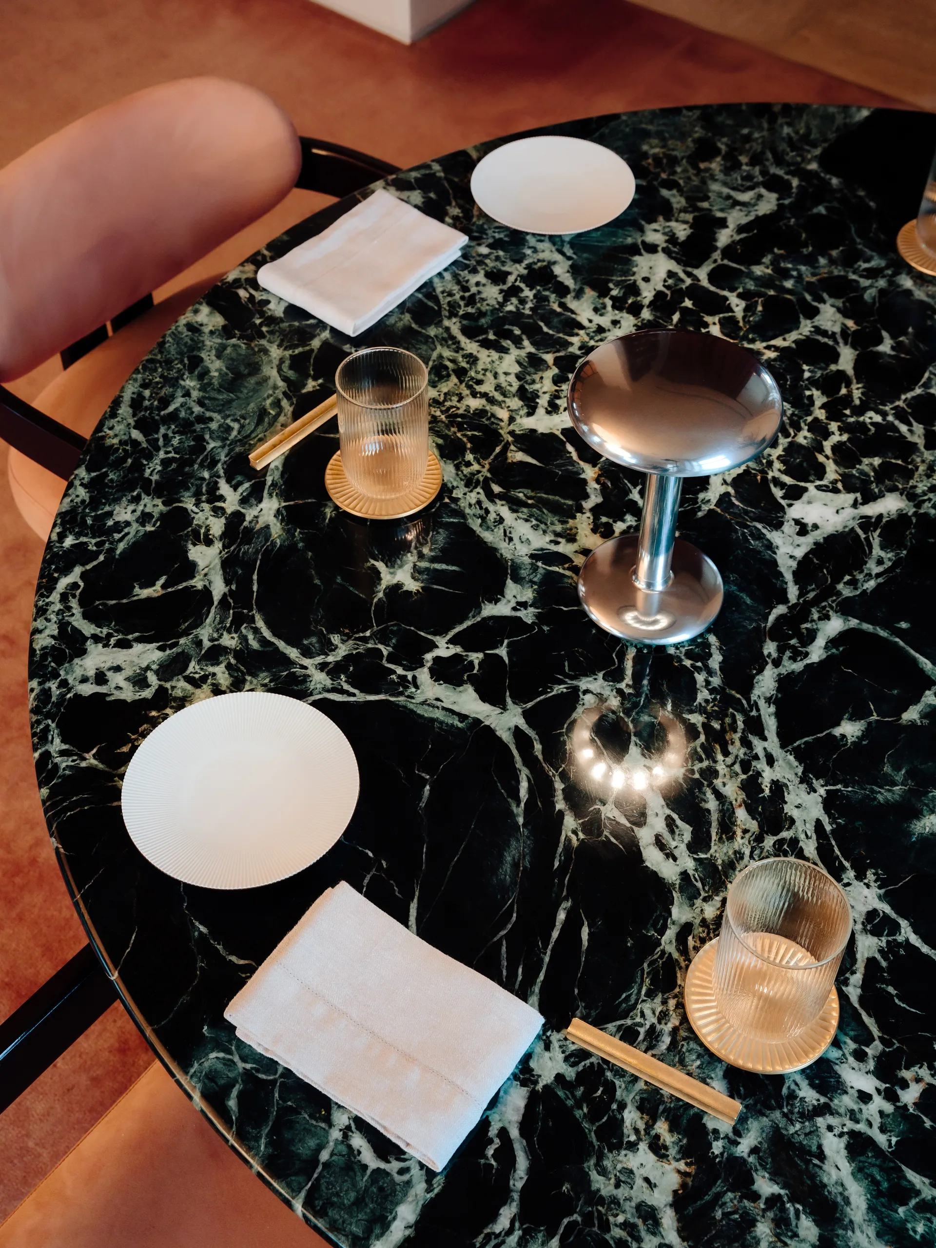 Candeeiro de mesa portátil Gustave Residential, Polished silver Flos