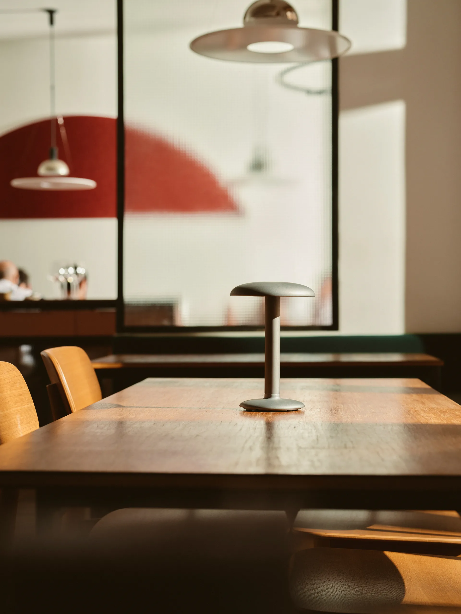 Candeeiro de mesa portátil Gustave Residential, Raw aluminium Flos