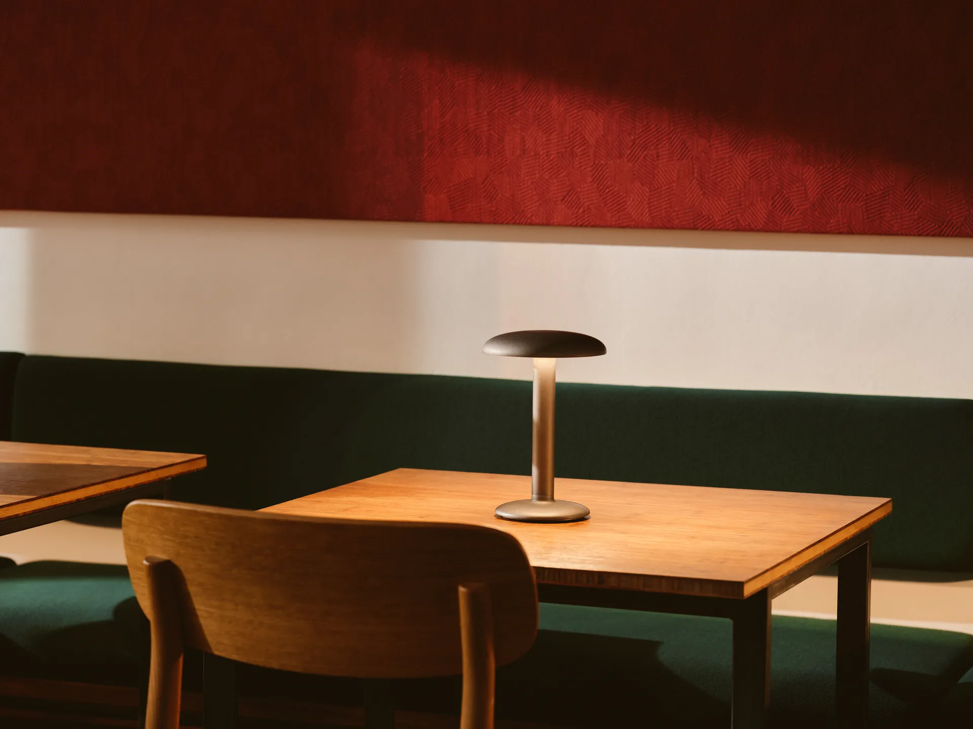 Candeeiro de mesa portátil Gustave Residential, Raw aluminium Flos