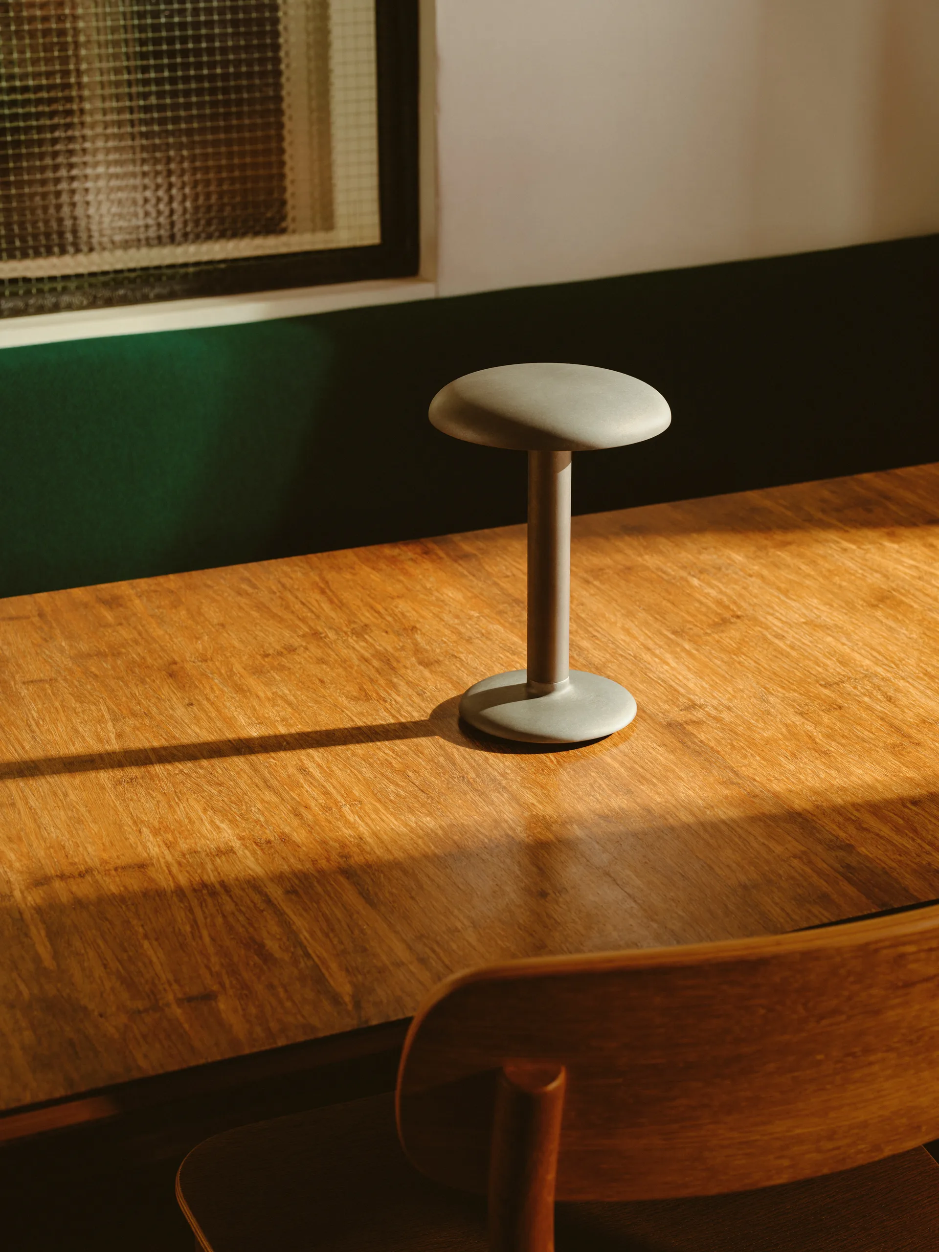 Candeeiro de mesa portátil Gustave Residential, Raw aluminium Flos