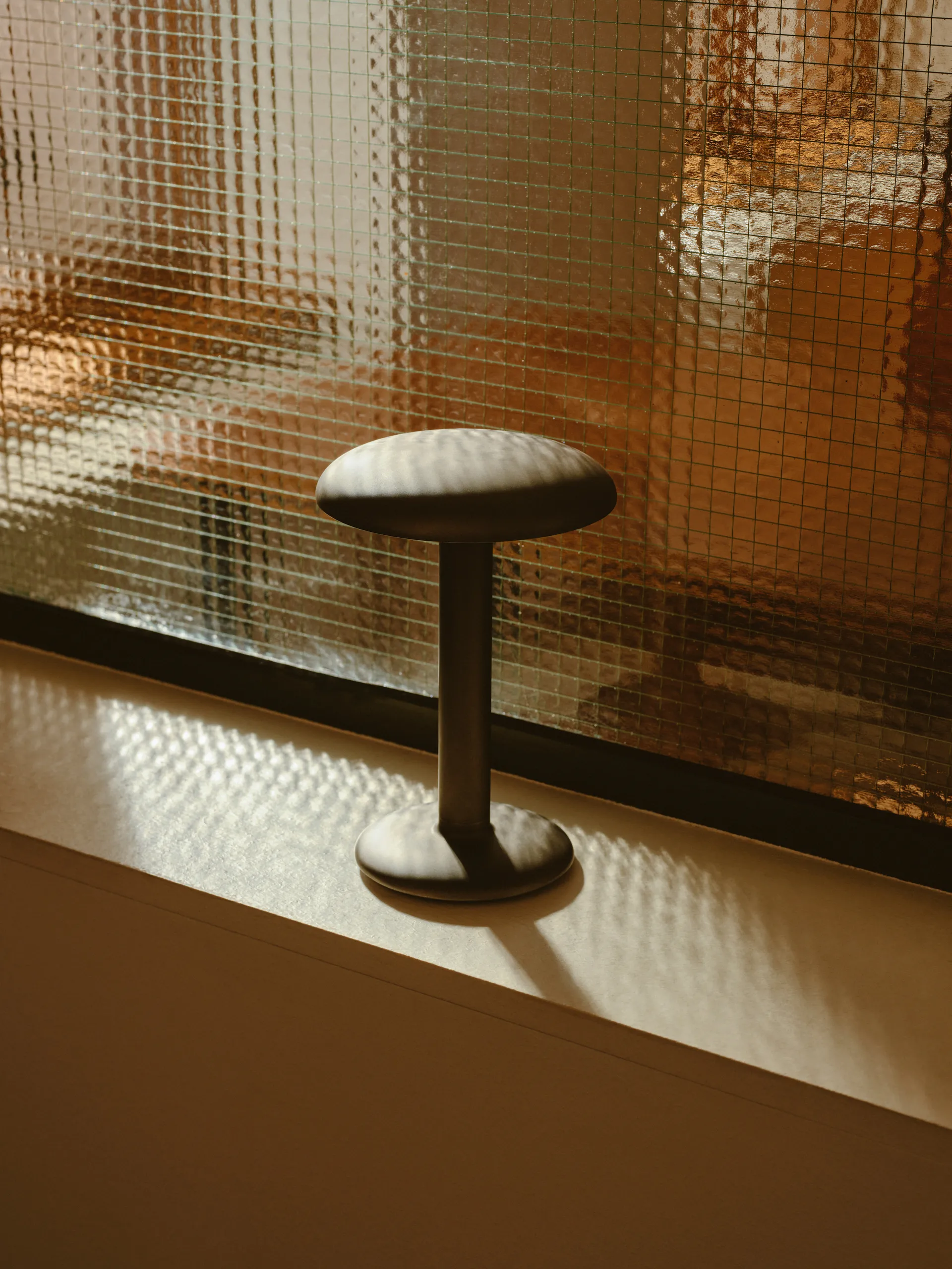 Candeeiro de mesa portátil Gustave Residential, Raw aluminium Flos