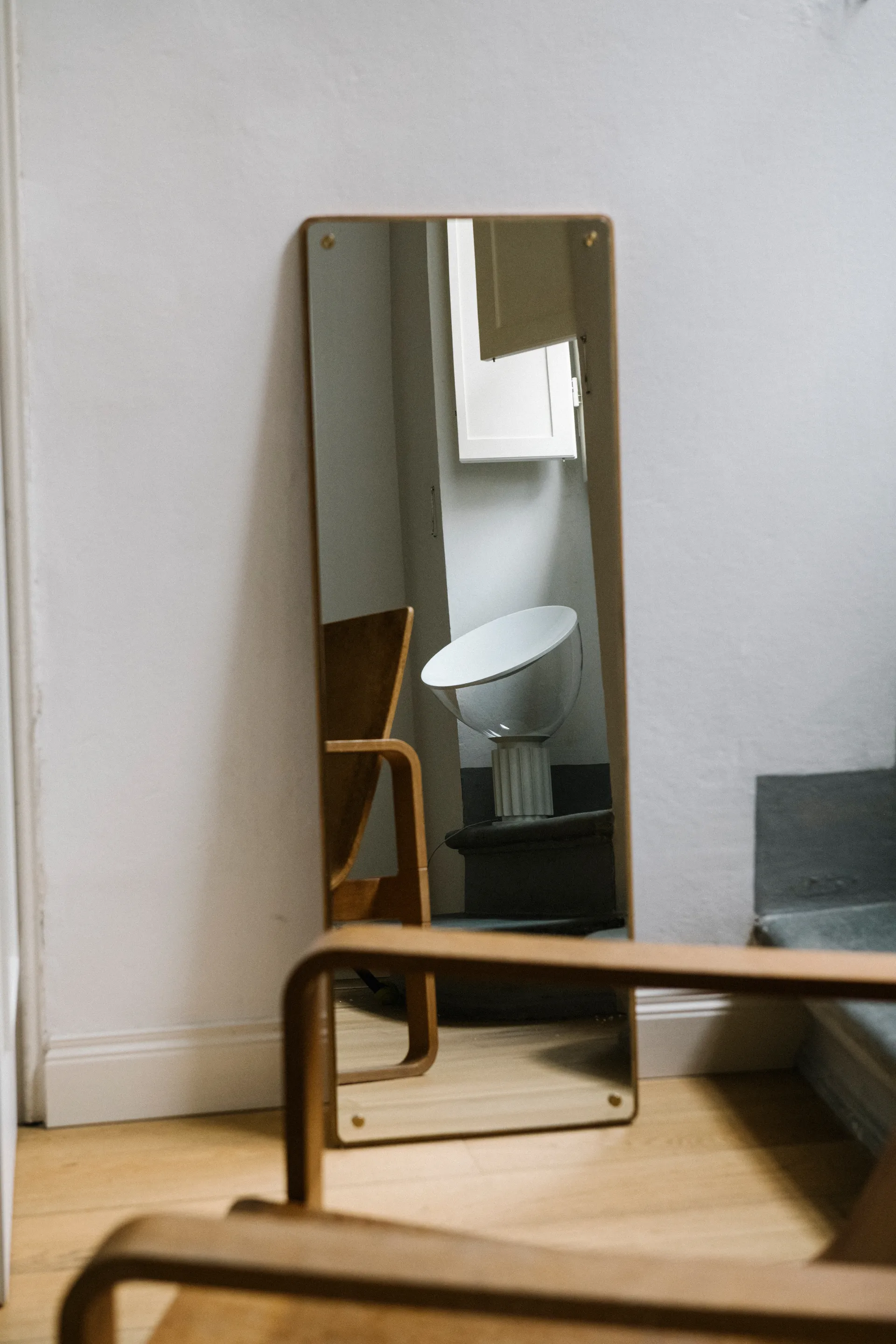 Candeeiro de mesa Taccia Small LED 48,5 cm, Copura de vidro fosco branca Flos