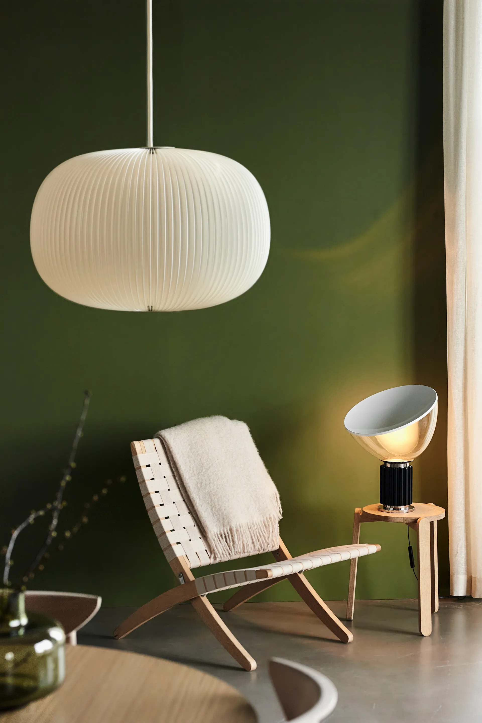 Candeeiro de mesa Taccia Small LED 48,5 cm, Cúpula de vidro preta Flos