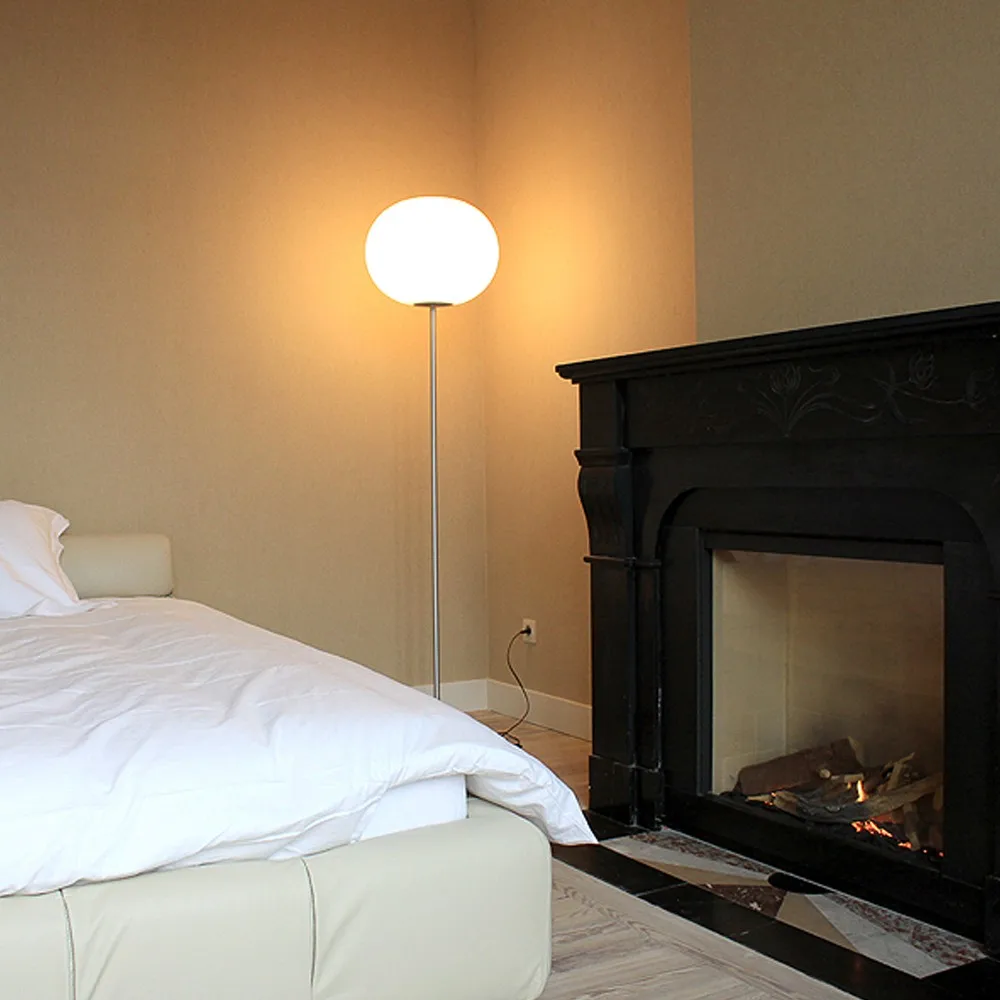 Candeeiro de pé Glo-ball F1, Vidrío opal branco-base prateada fosca Flos