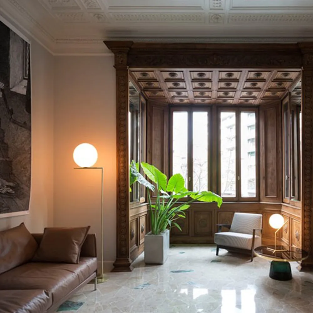 Candeeiro de pé IC lights F1, Latão escovado-opala Flos