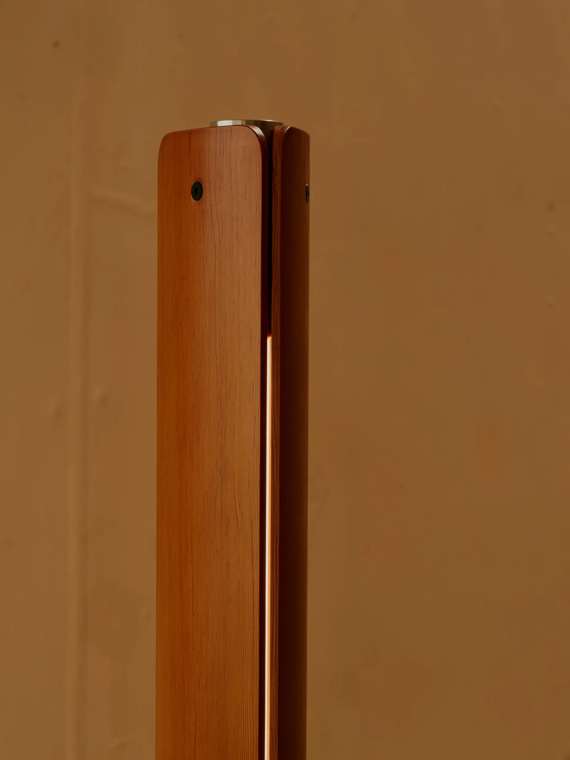 Candeeiro de pé Seki-han 226 cm, Heat treatened ash-black metal Flos