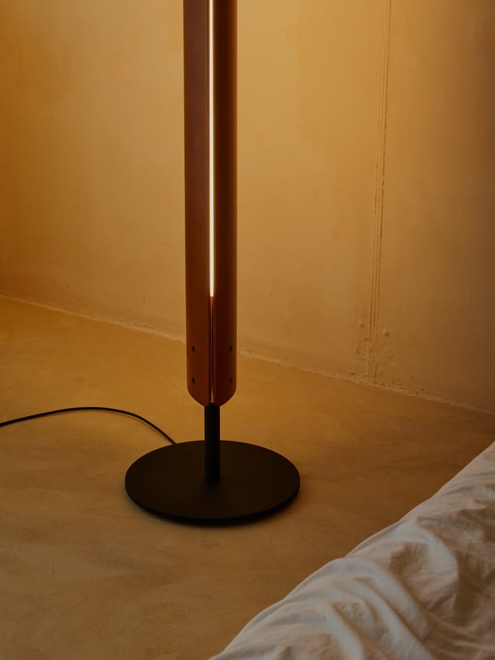 Candeeiro de pé Seki-han 226 cm, Heat treatened ash-black metal Flos