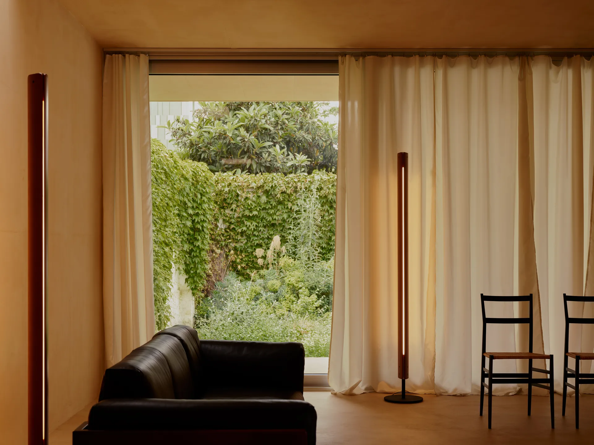 Candeeiro de pé Seki-han 226 cm, Heat treatened ash-black metal Flos