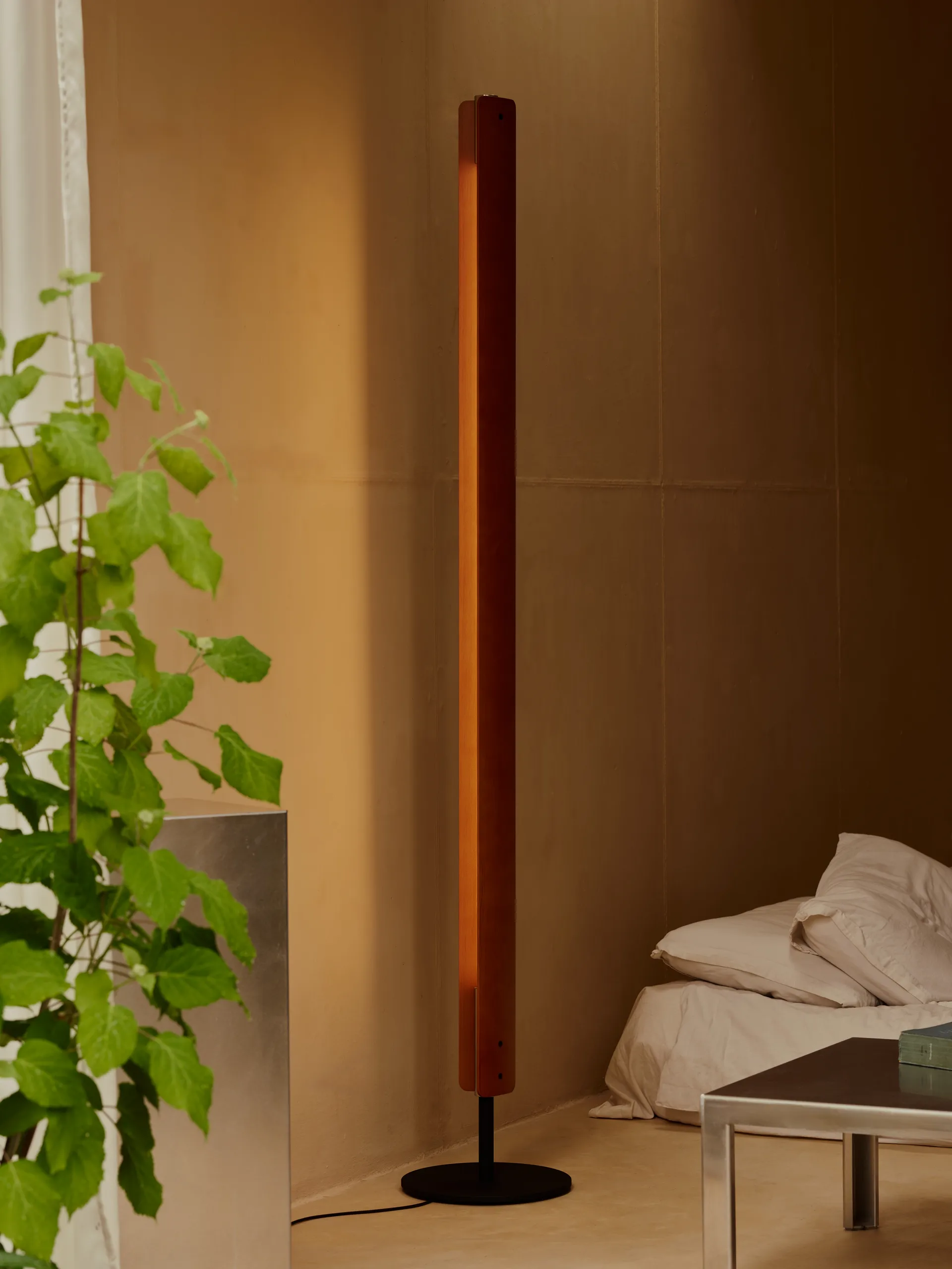 Candeeiro de pé Seki-han 226 cm, Heat treatened ash-black metal Flos