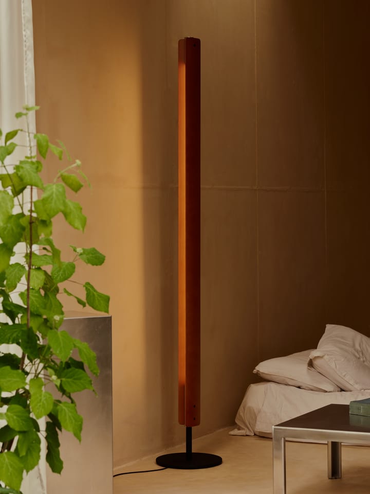 Candeeiro de pé Seki-han 226 cm, Heat treatened ash-black metal Flos