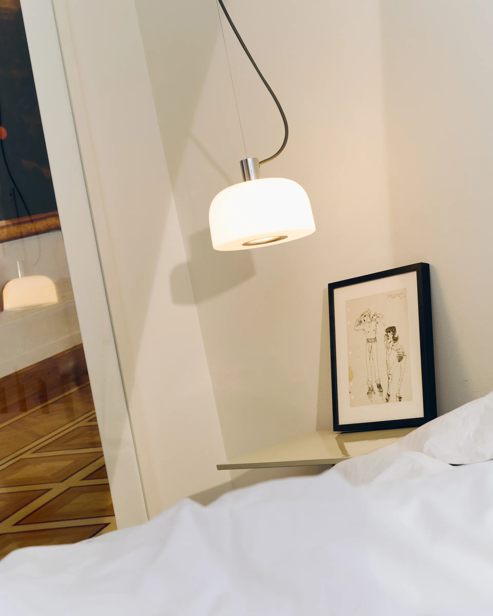 Candeeiro suspenso Bellhop Glass S1, Bright aluminum Flos