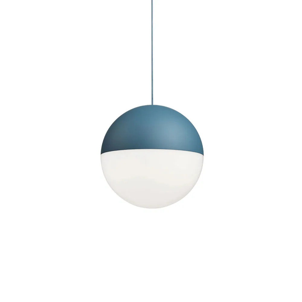 Candeeiro suspenso String Light Sphere, Azul, cabo de 22 m Flos