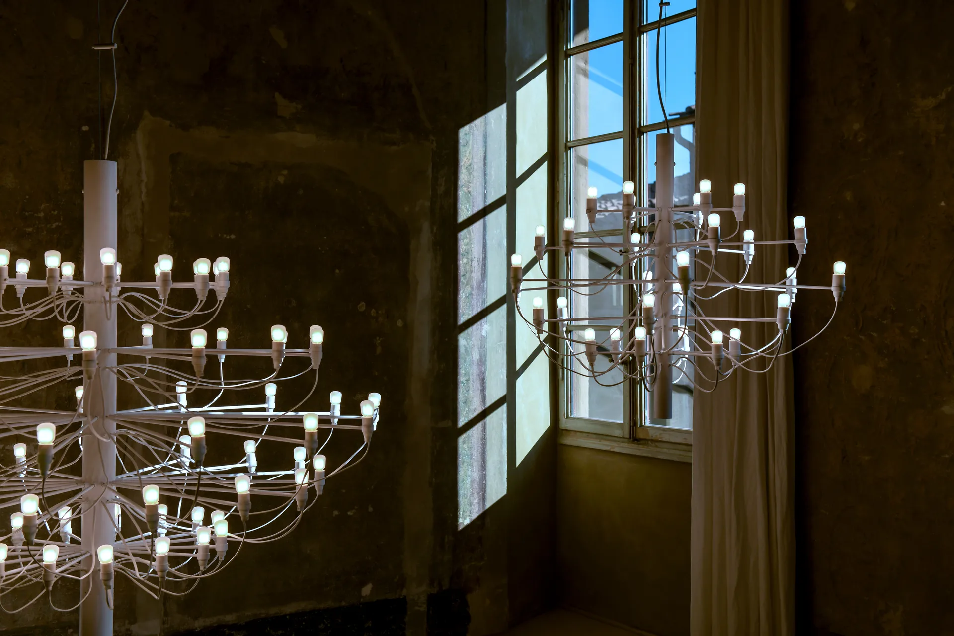 Candelabro 2097 Sarfatti LED, Mattbranco 30 lâmpadas Flos