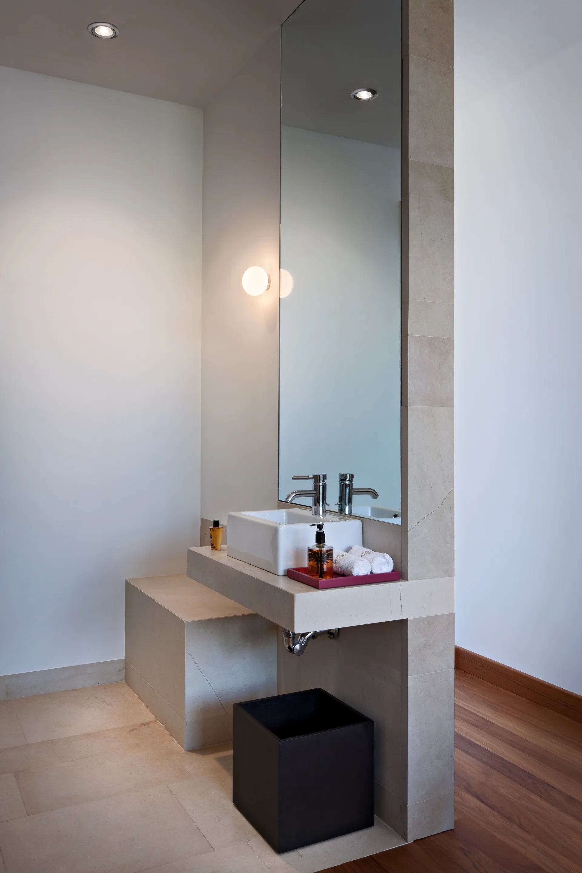 Mini Glo-Ball CW lâmpada de parede e teto montagem em espelho, Branco  Flos