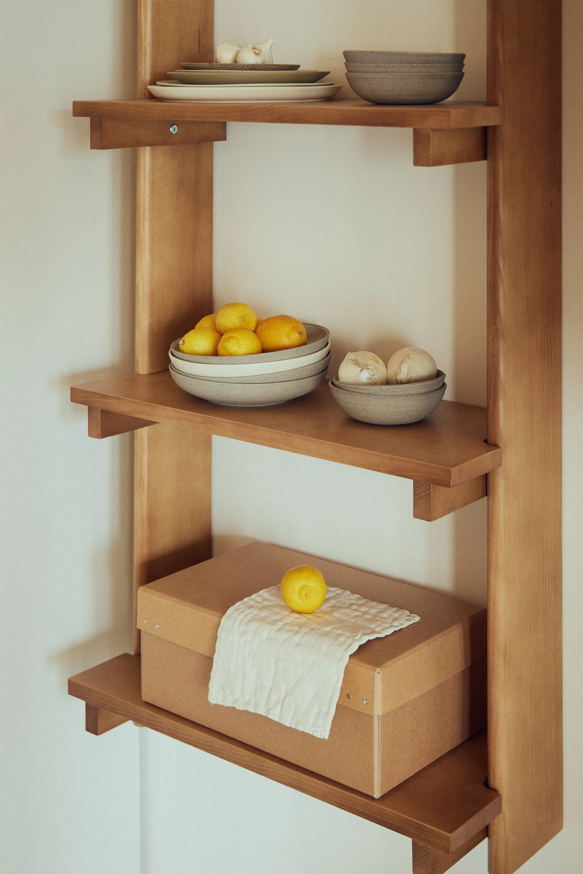 Beam Shelf prateleira de parede, Pinho castanho escuro, 60x167x25 cm Form & Refine