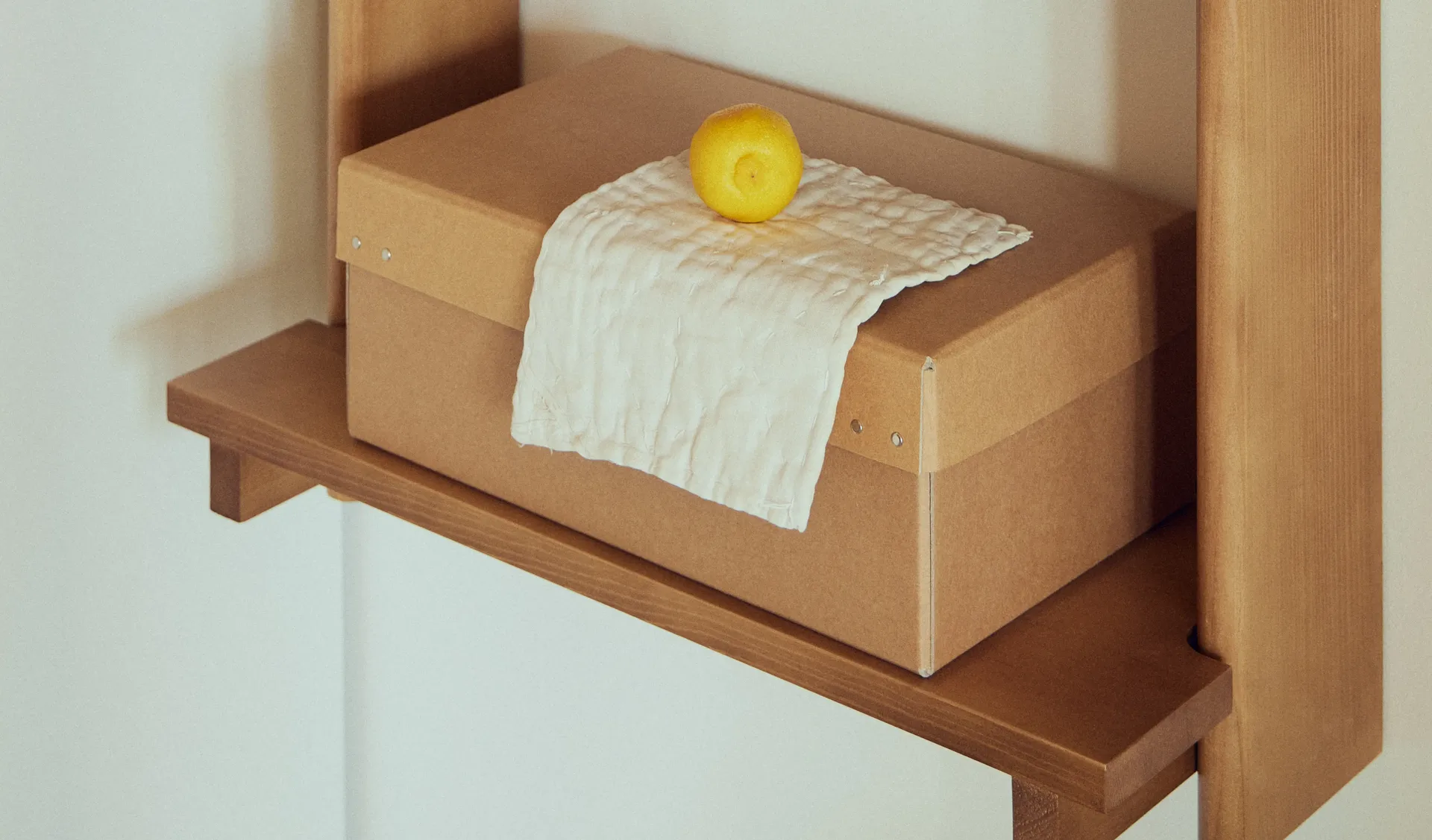 Beam Shelf prateleira de parede, Pinho castanho escuro, 60x90,5x25 cm Form & Refine