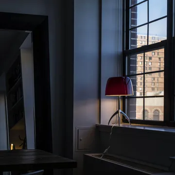 Lumiere Grande candeeiro de mesa regulável - branco quente, alumínio - Foscarini