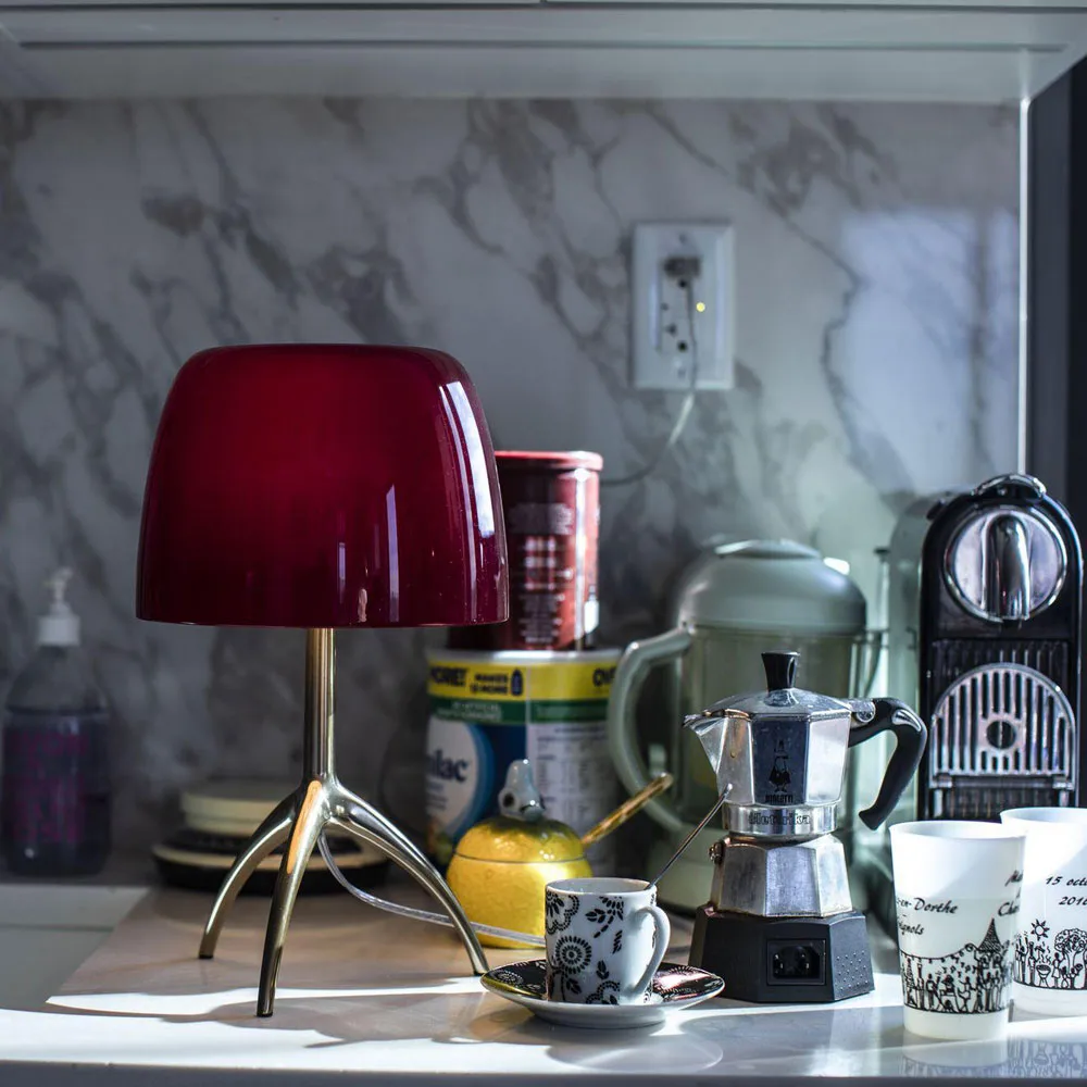 Lumiere Piccola candeeiro de mesa regulável, Ecrã vermelho-cereja–base em alumínio Foscarini