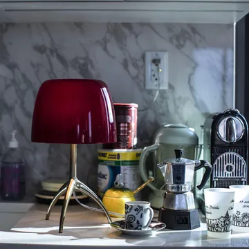 Lumiere Piccola candeeiro de mesa regulável - Ecrã vermelho cereja–pé cromado preto - Foscarini