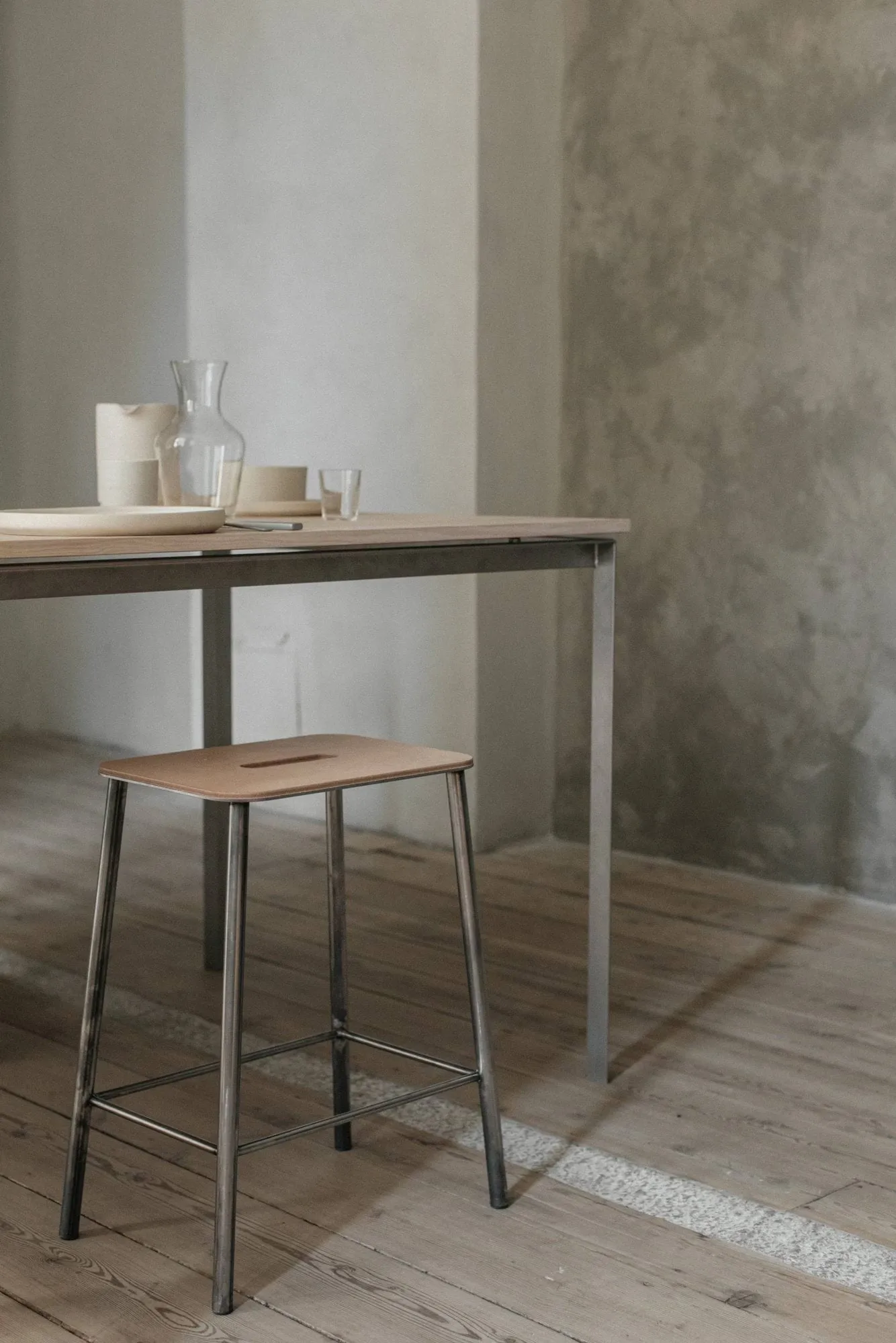 Adam banco, Raw steel-natural leather, H:50 cm FRAMA