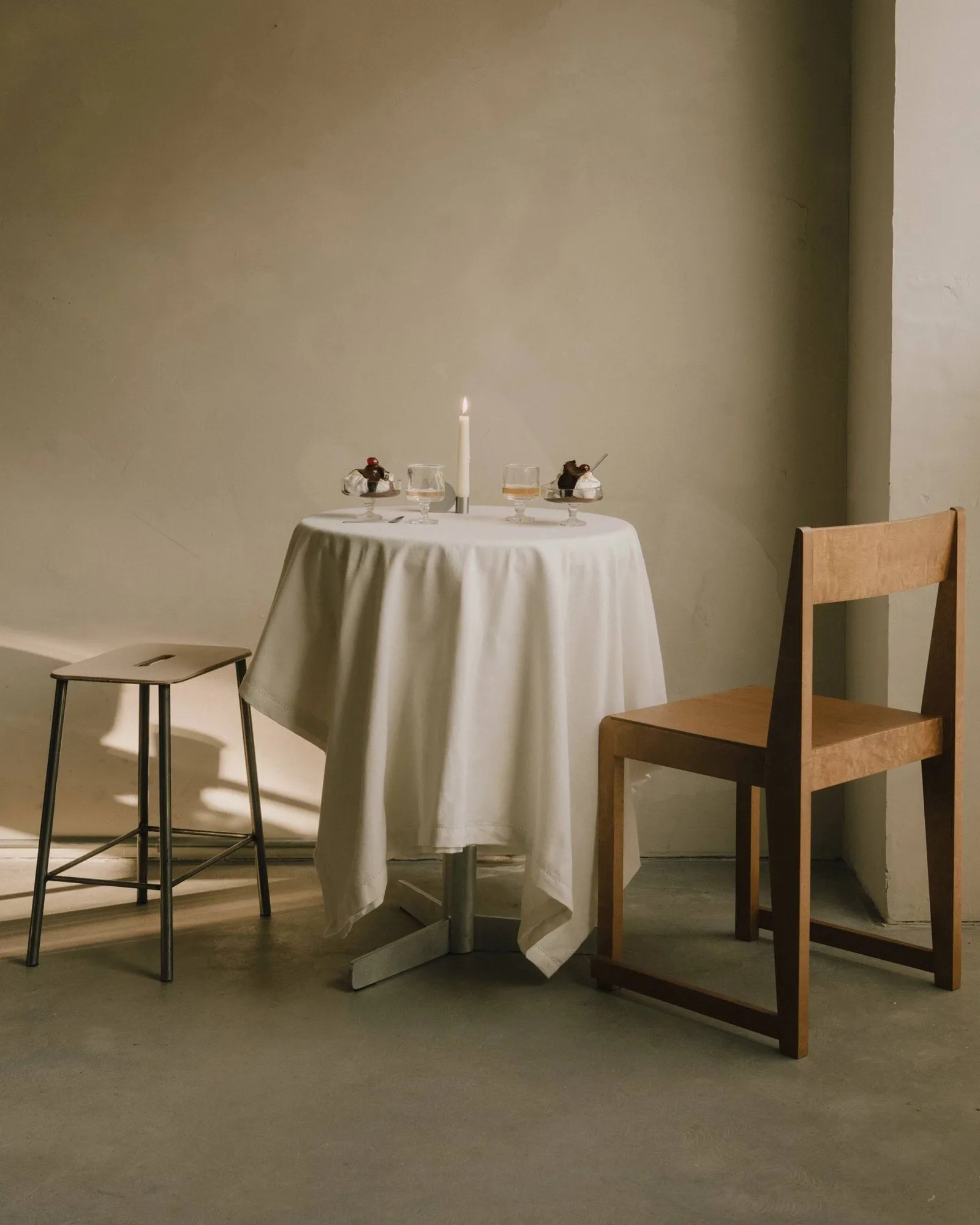 Adam banco, Raw steel-natural leather, H:65 cm FRAMA