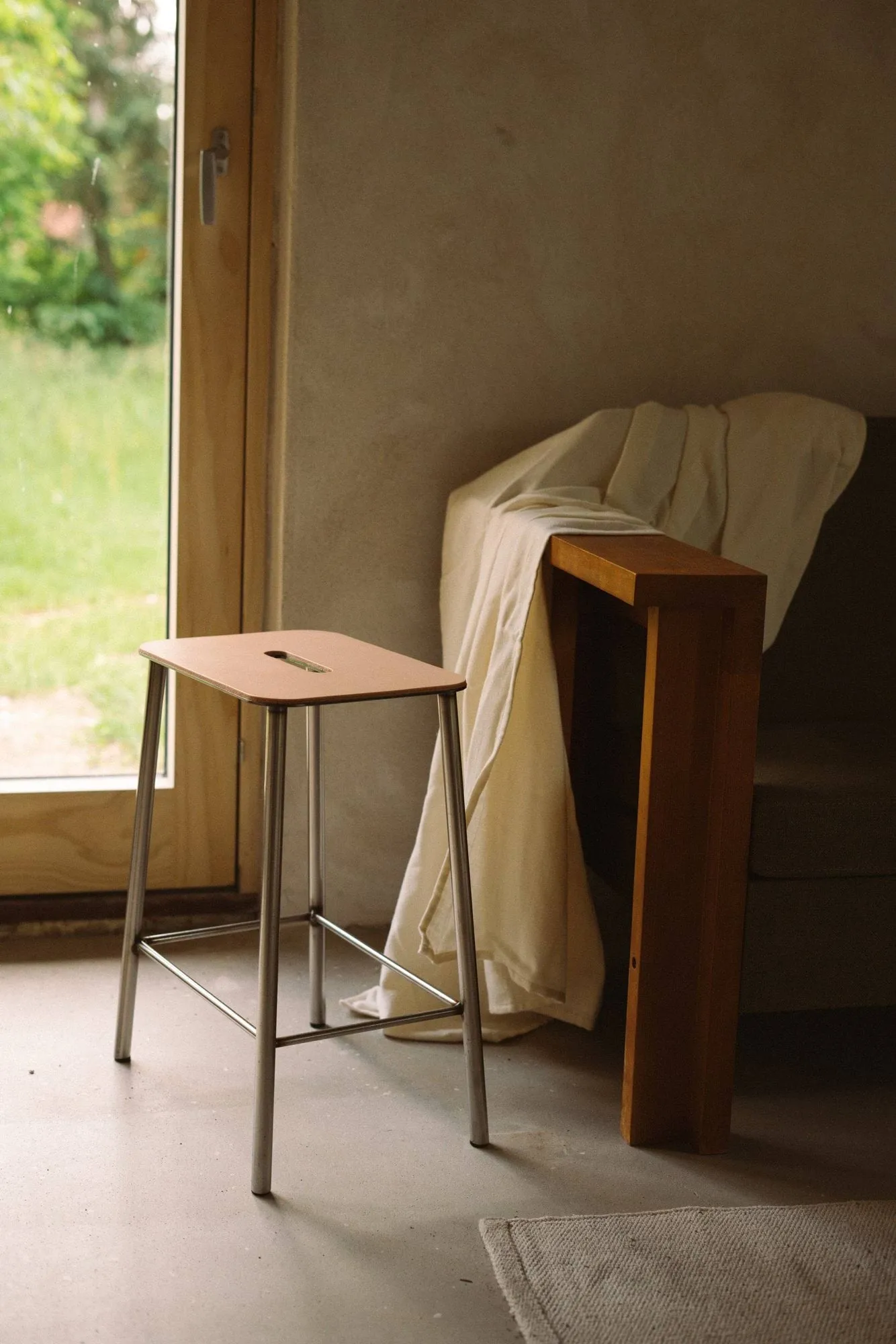 Adam banco, Raw steel-natural leather, H:65 cm FRAMA