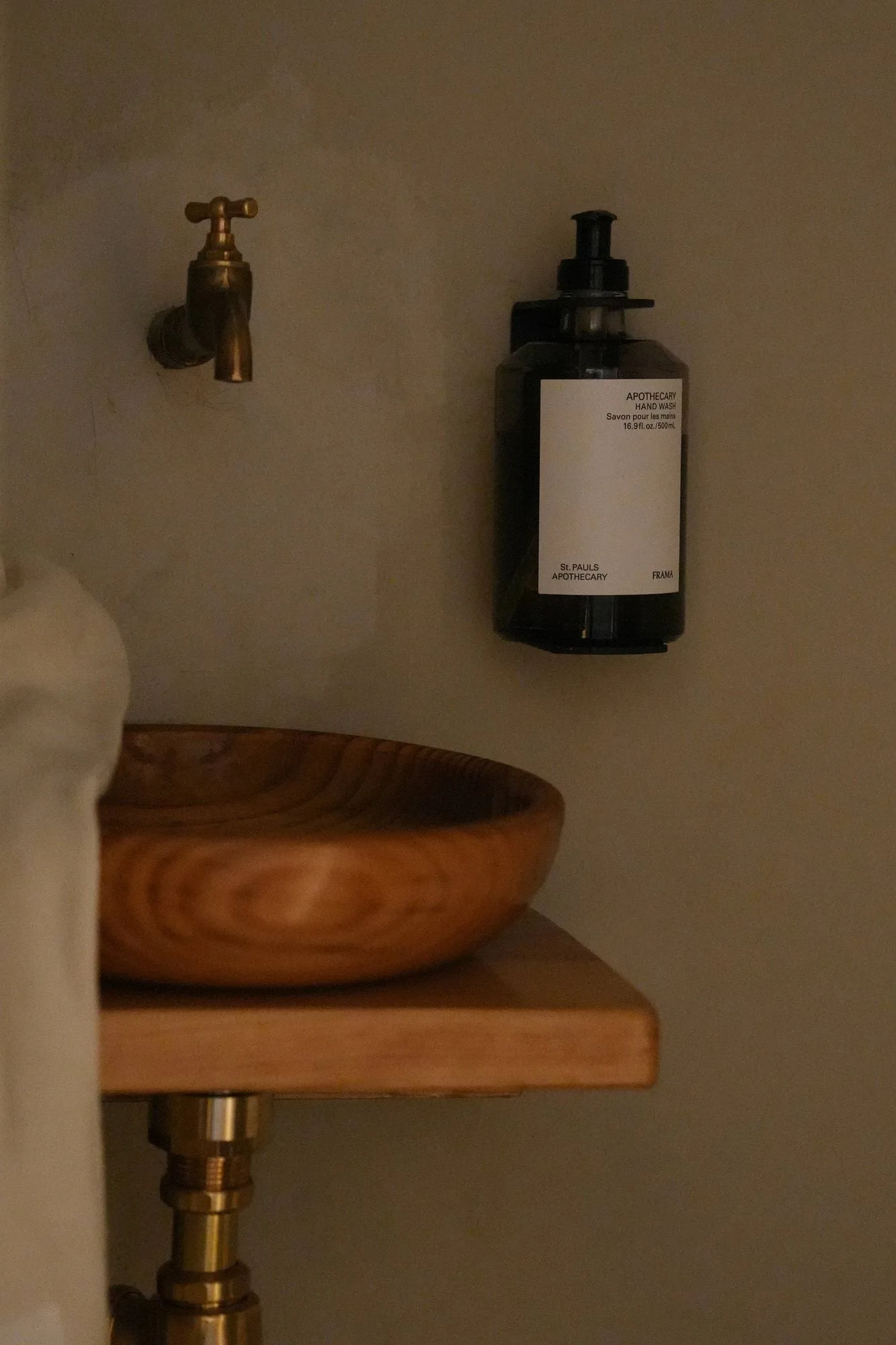 FRAMA suporte de parede para sabonete/loção para mãos 375 ml, Preto FRAMA