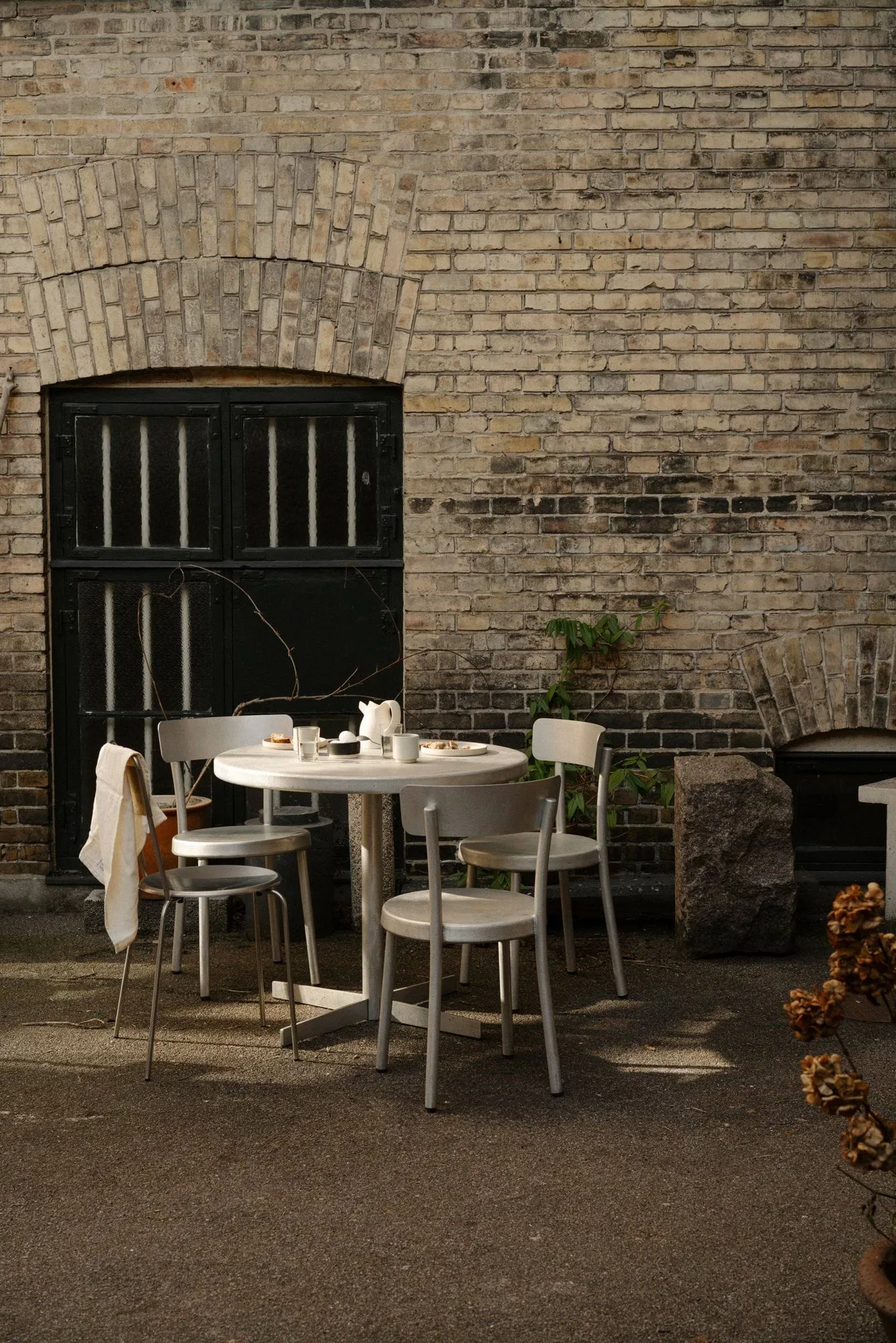 Tasca Table mesa de jantar, Aluminium, large, Ø87,5x75,5 cm FRAMA