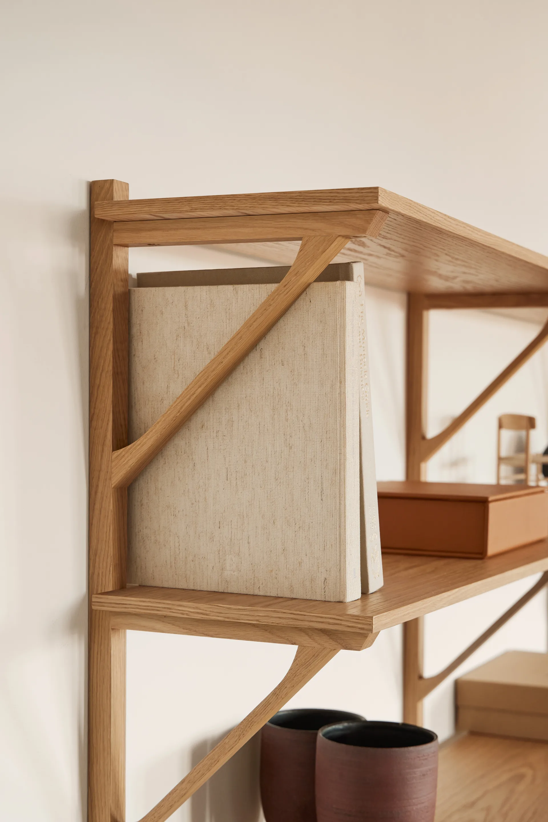 BM29 estante com secretária 149x134 cm, carvalho lacado Fredericia Furniture