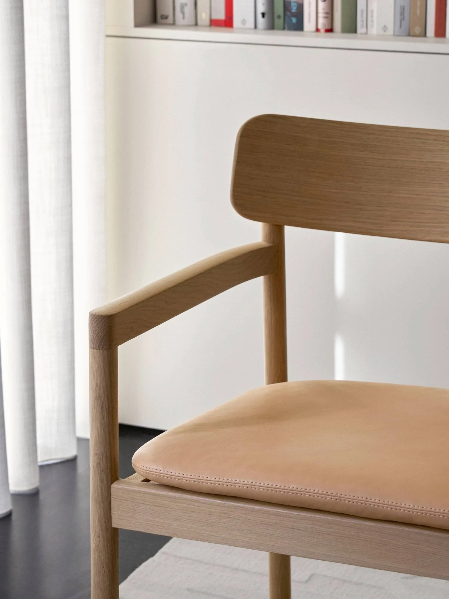 Cadeira lounge Post, Vegeta couro-carvalho ligeiramente oleado Fredericia Furniture