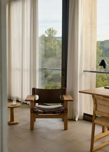 Den spanske cadeira poltrona - Couro castanho-escuro-carvalho envernizado - Fredericia Furniture