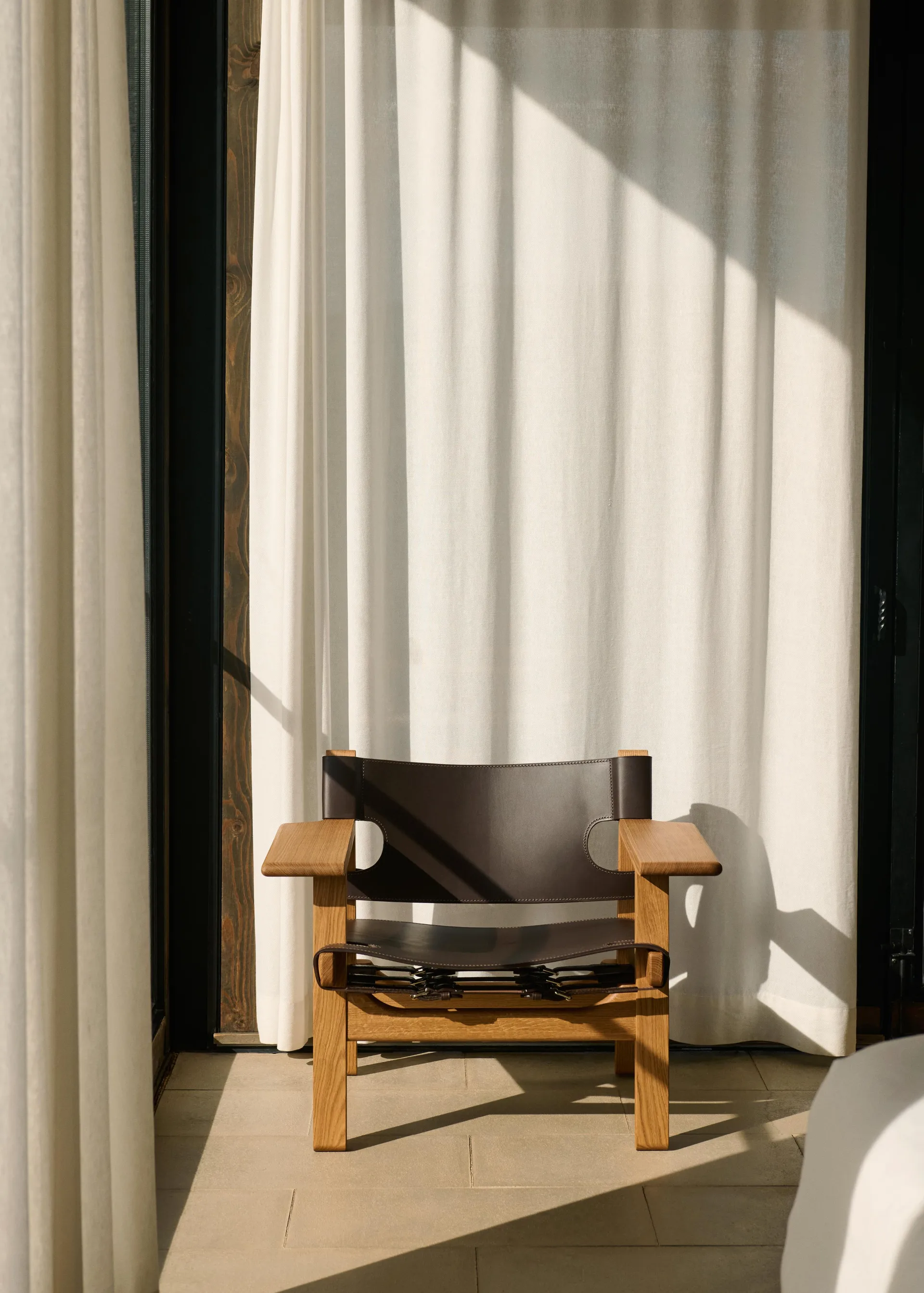 Den spanske cadeira poltrona, Couro castanho-escuro-carvalho envernizado Fredericia Furniture