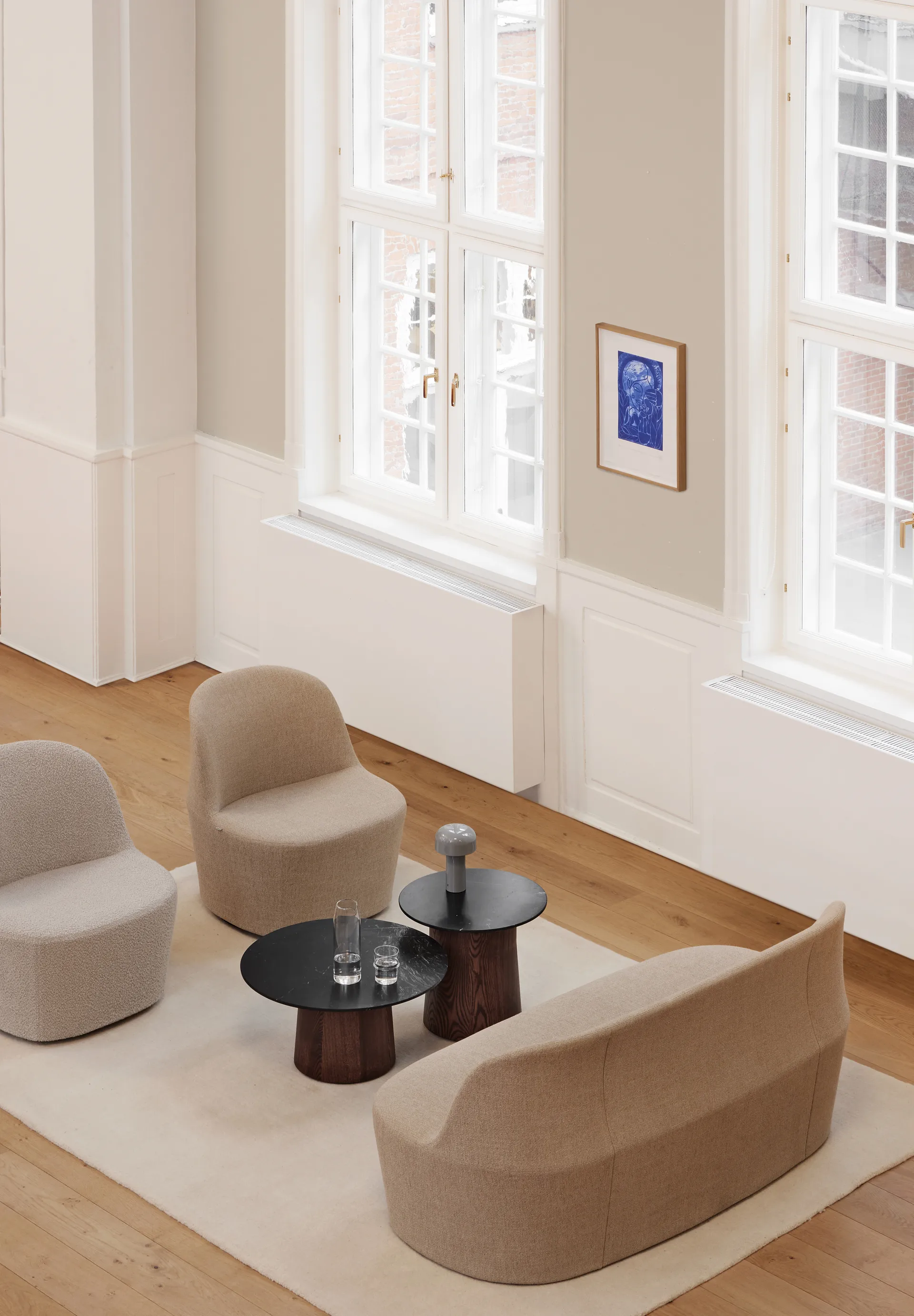 Niveau mesa de centro Ø61cm, Black Marquina-ash marrom tingido Fredericia Furniture