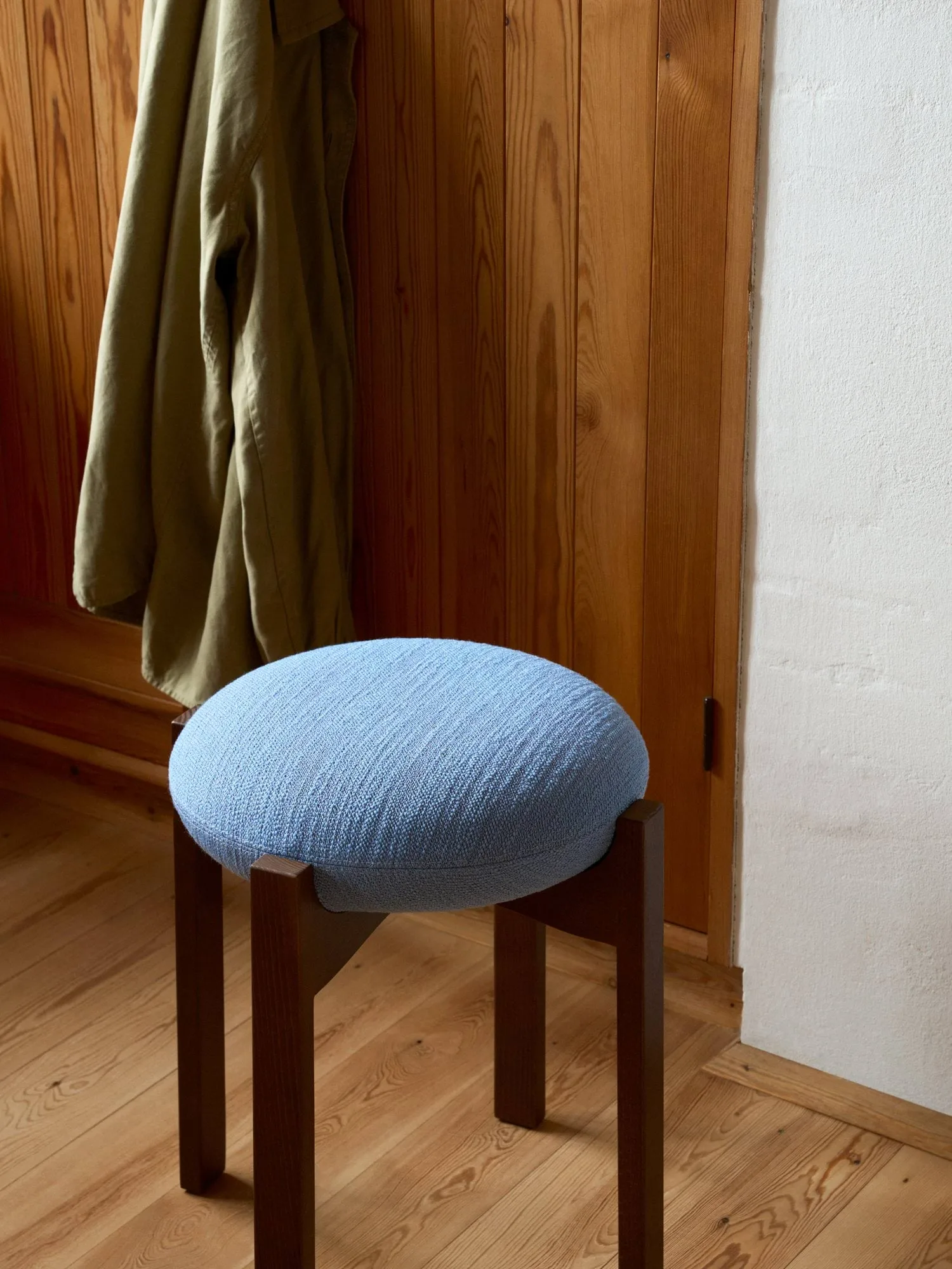 Pioneer banco redondo baixo, Odino PV82 light blue-carvalho lacado, Ø41x46 cm Fredericia Furniture