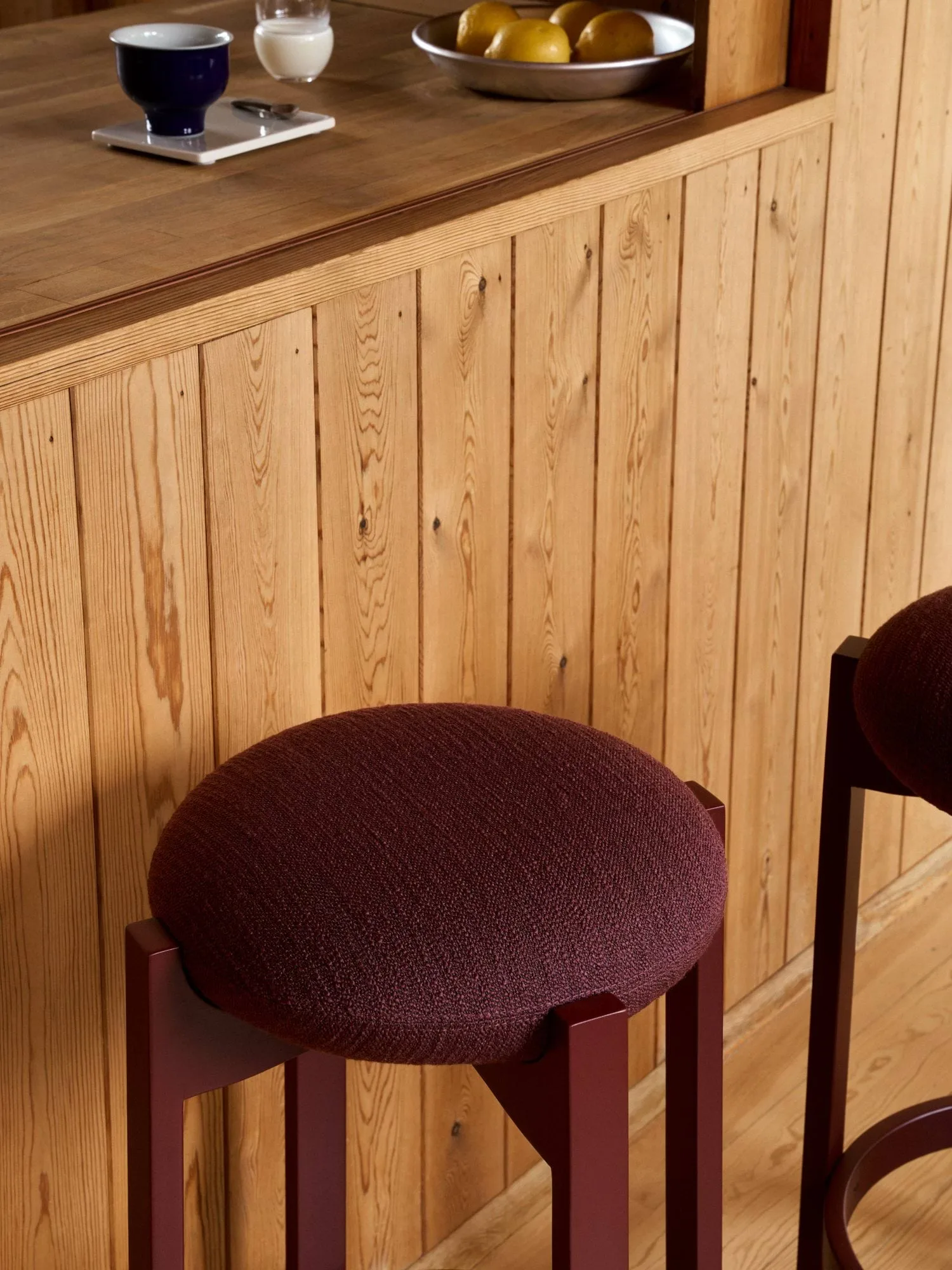Pioneer banqueta alta, Odino RC43 bordeaux-bordeaux faia Fredericia Furniture