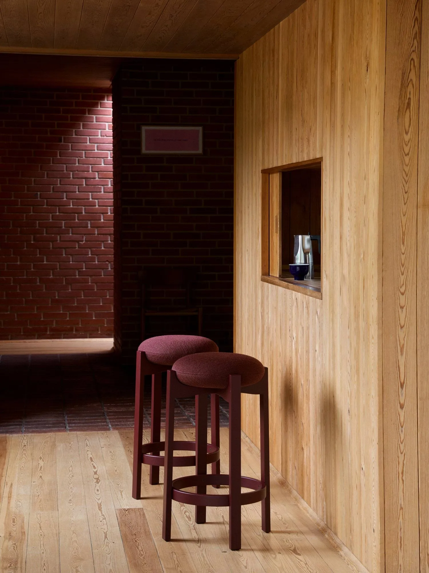 Pioneer banqueta alta, Odino RC43 bordeaux-bordeaux faia Fredericia Furniture