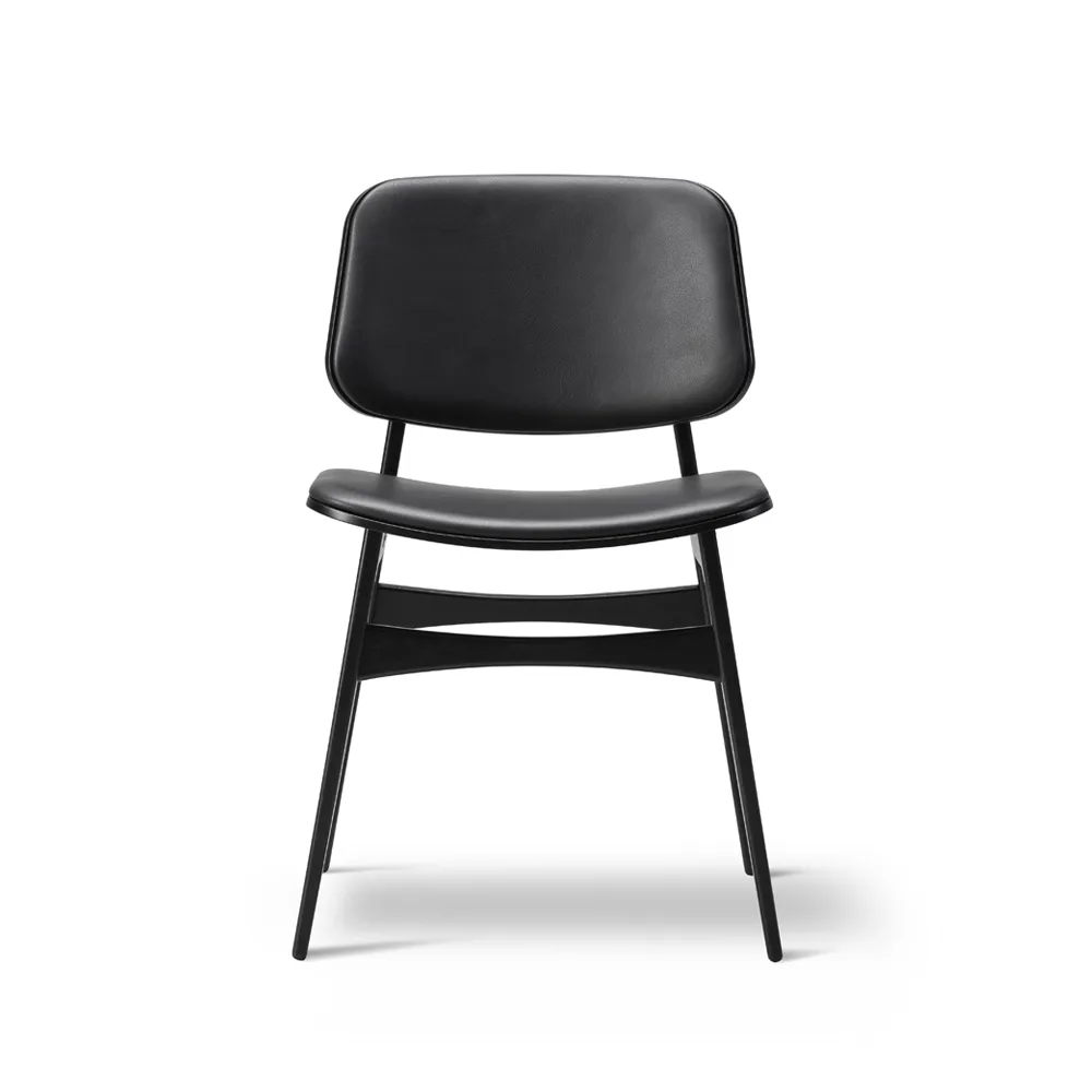 Søborg 3052 base de madeira cadeira totalmente estofada, couro omni 301 preto, pernas de carvalho lacado preto Fredericia Furniture
