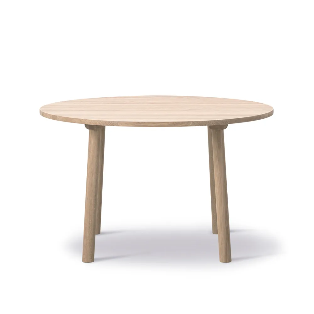 Taro 6121 mesa de jantar, Carvalho envernizado com cera, ø120 cm Fredericia Furniture