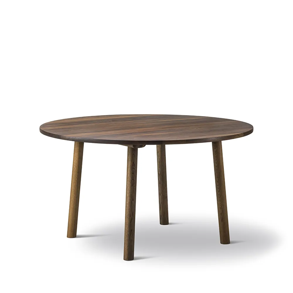 Taro 6121 mesa de jantar, Carvalho fumado, ø120 cm Fredericia Furniture