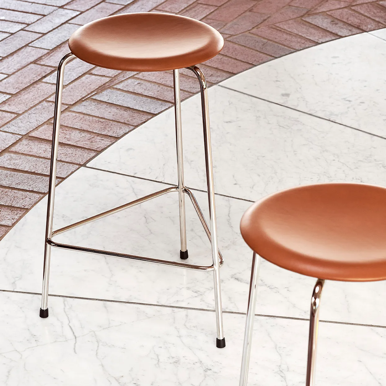 Banco de couro High Dot, Wild leather walnut Fritz Hansen