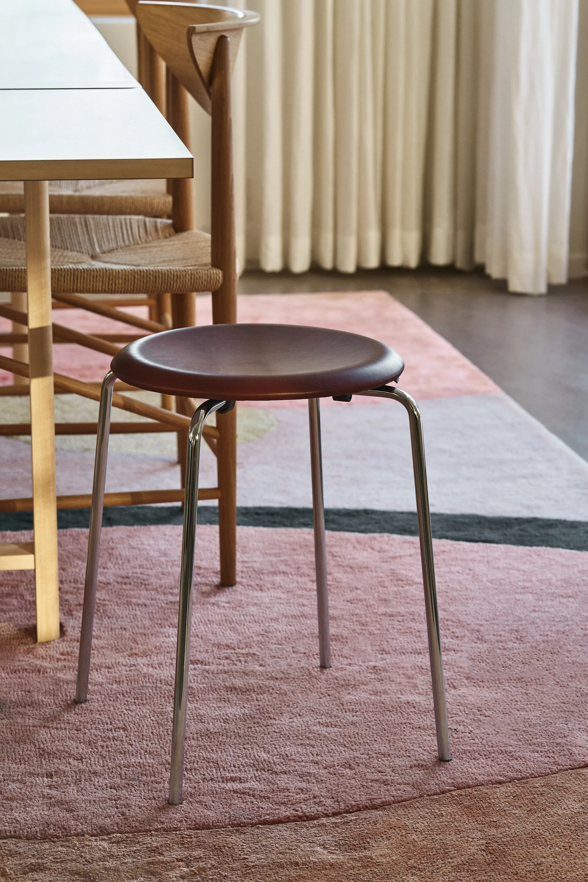 Banco em pele Dot, Chestnut Fritz Hansen