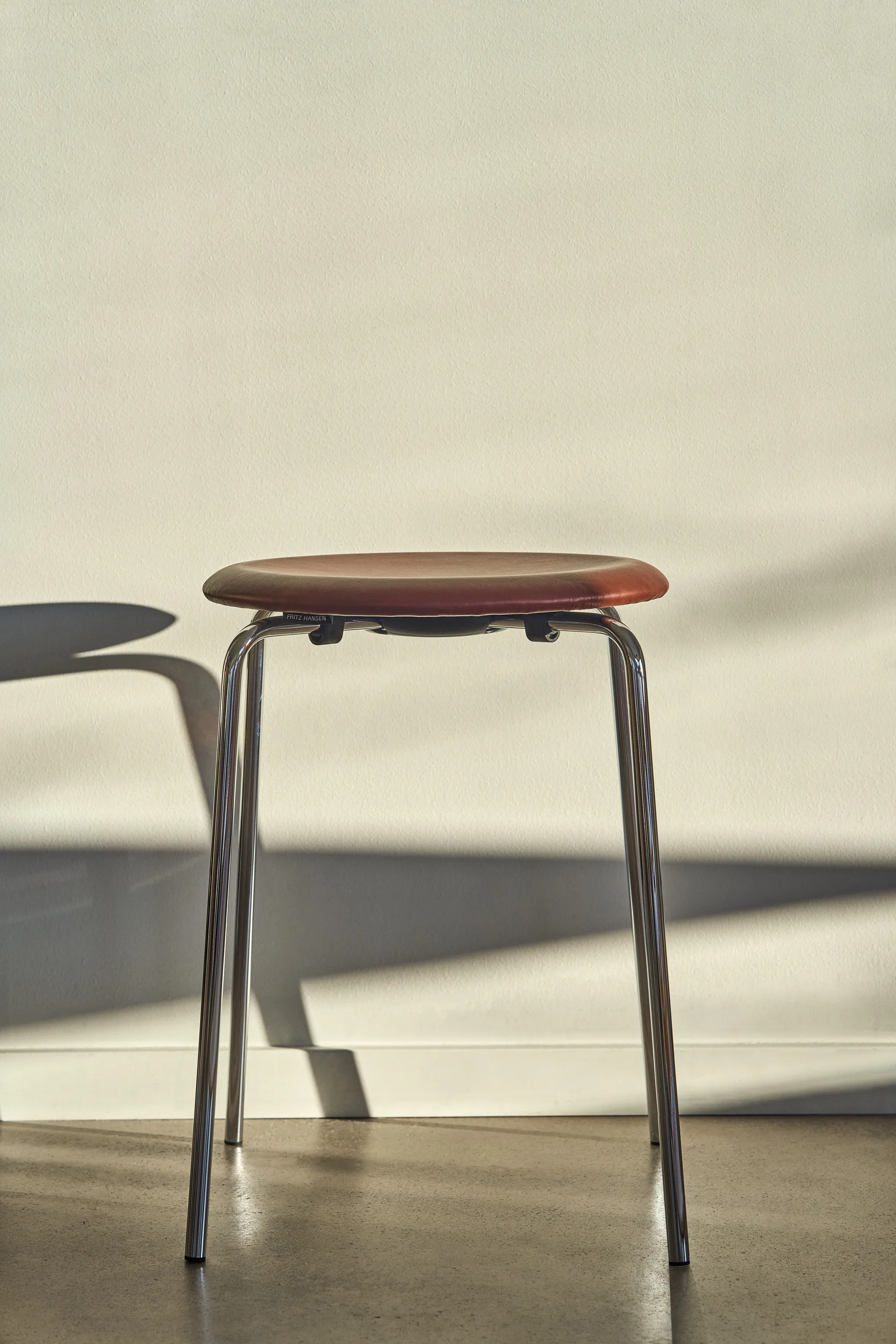 Banco em pele Dot, Chestnut Fritz Hansen
