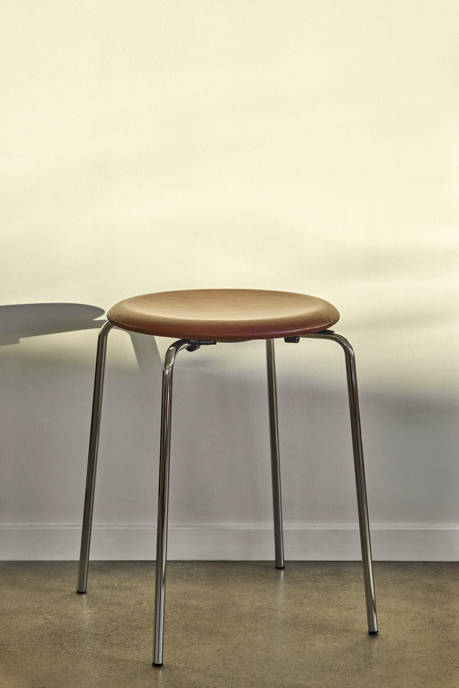 Banco em pele Dot, Chestnut Fritz Hansen