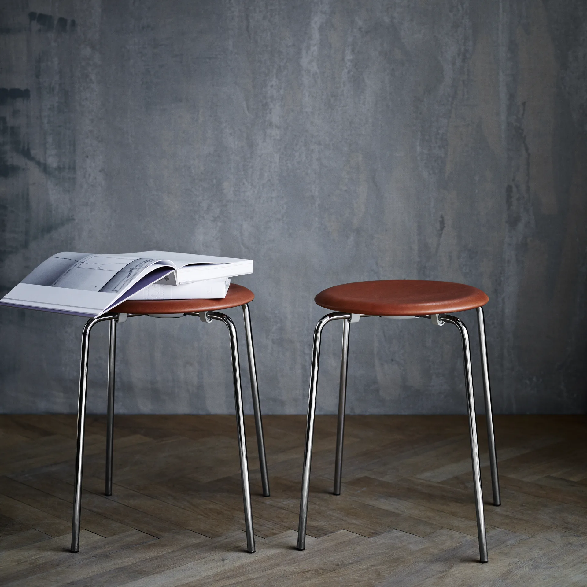 Banco em pele Dot, Wild leather walnut Fritz Hansen
